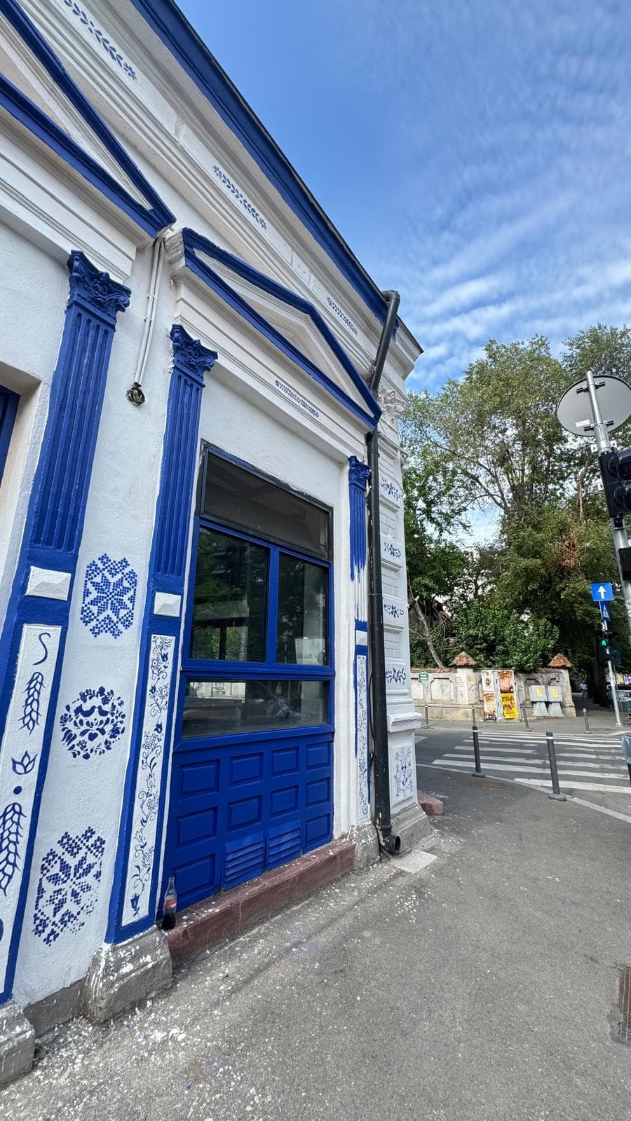 Intrarea cu ușa albastră a galeriei Vechi ca Nou din București