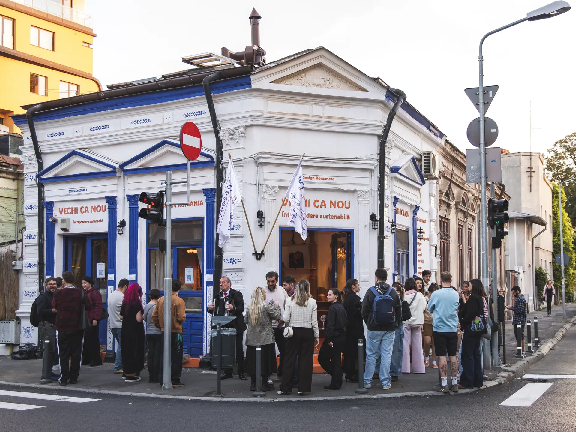 Oameni adunați în fața galeriei Vechi ca Nou, la deschidere.