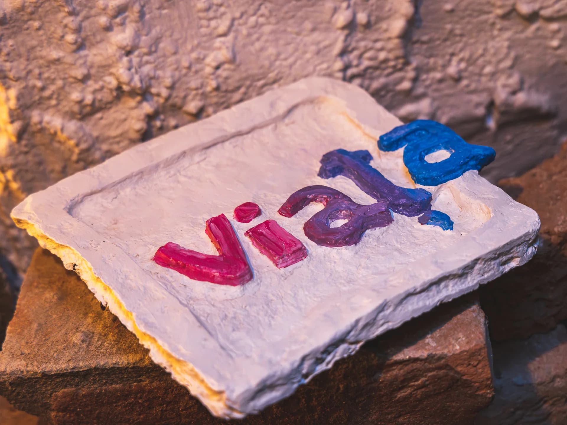 Cuvântul „viață” pictat pe un obiect recuperat.