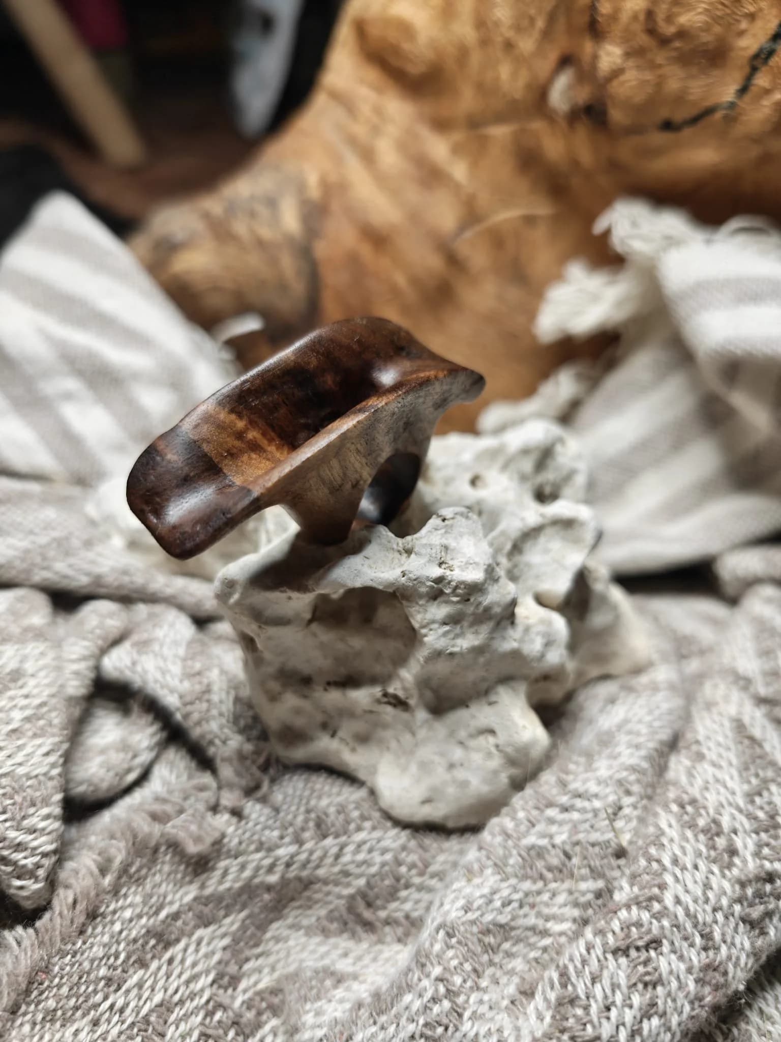 Inel sculptural nuc