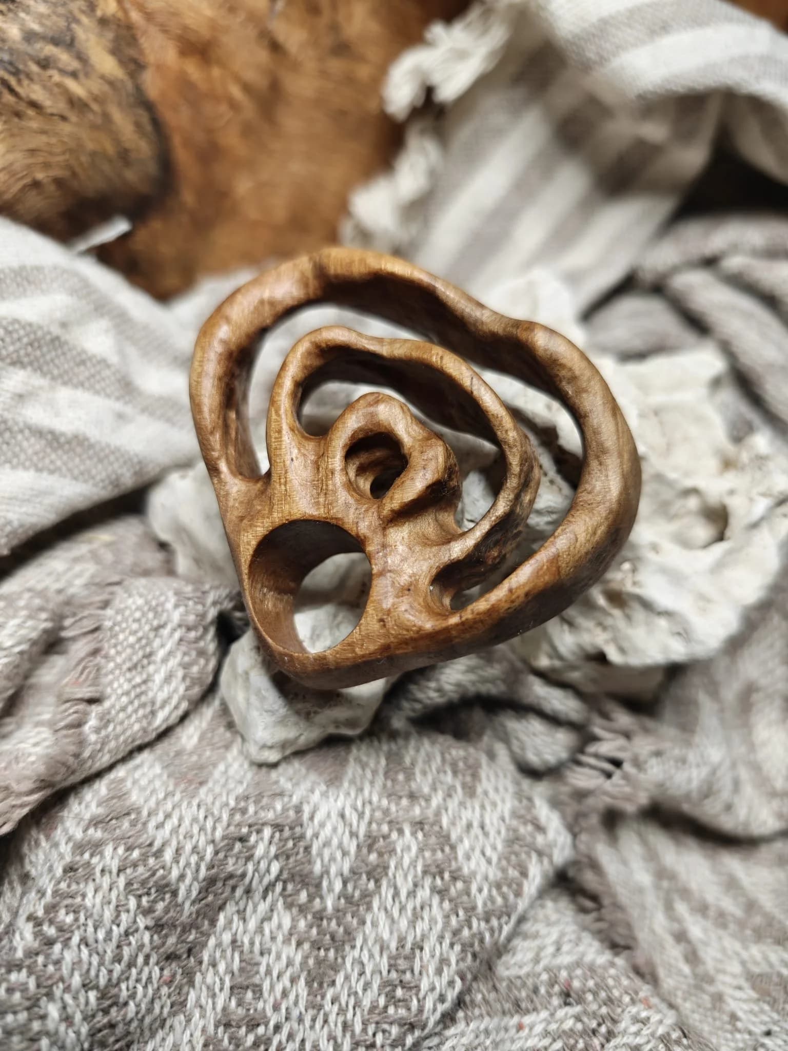 Inel sculptural nuc
