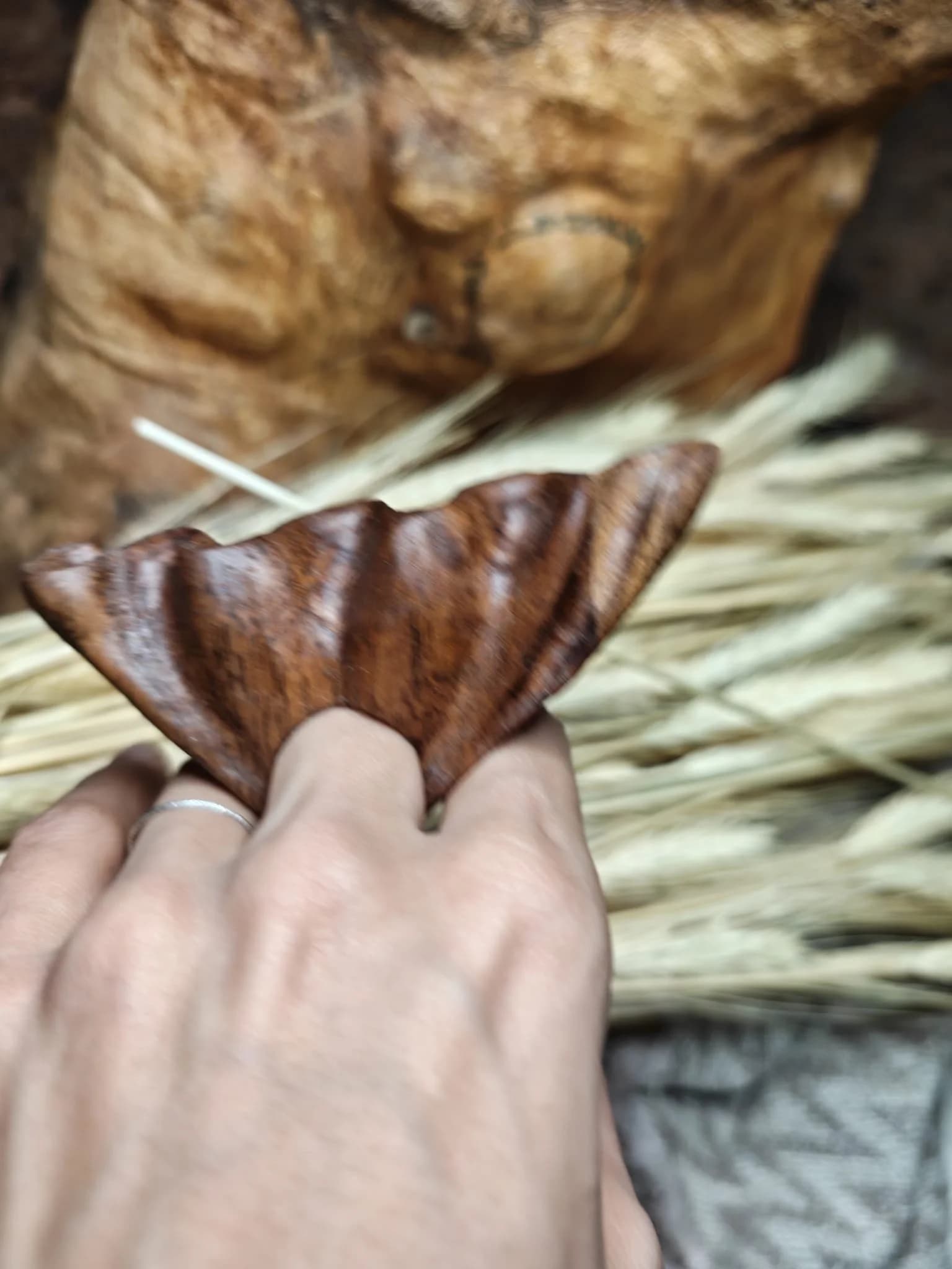 Inel sculptural nuc