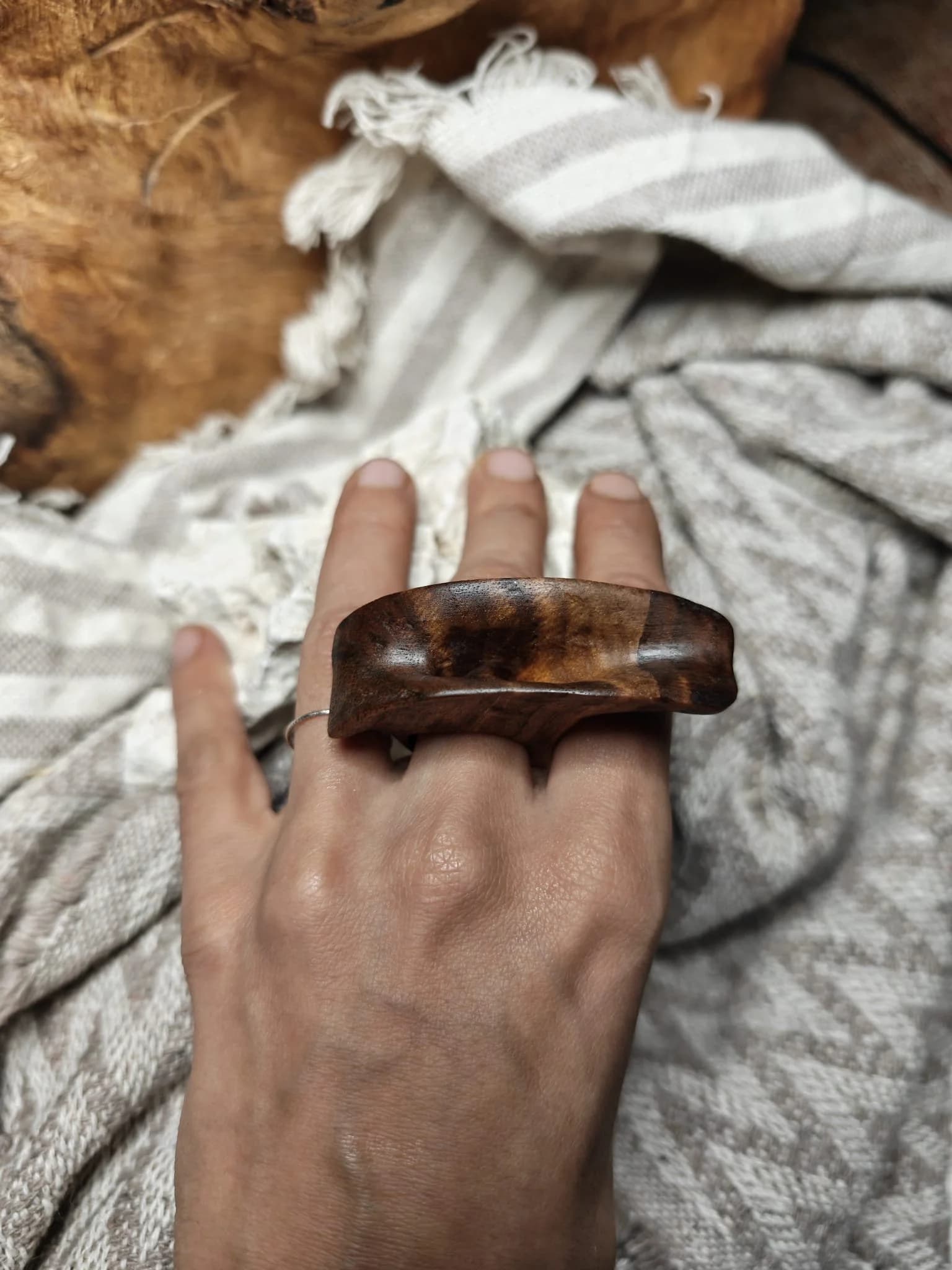 Inel sculptural nuc