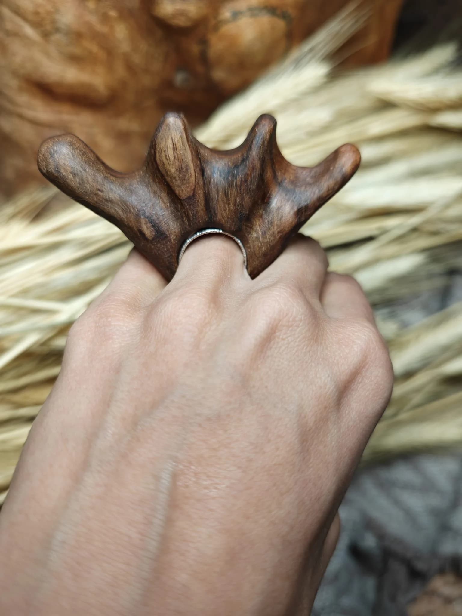 Inel sculptural nuc
