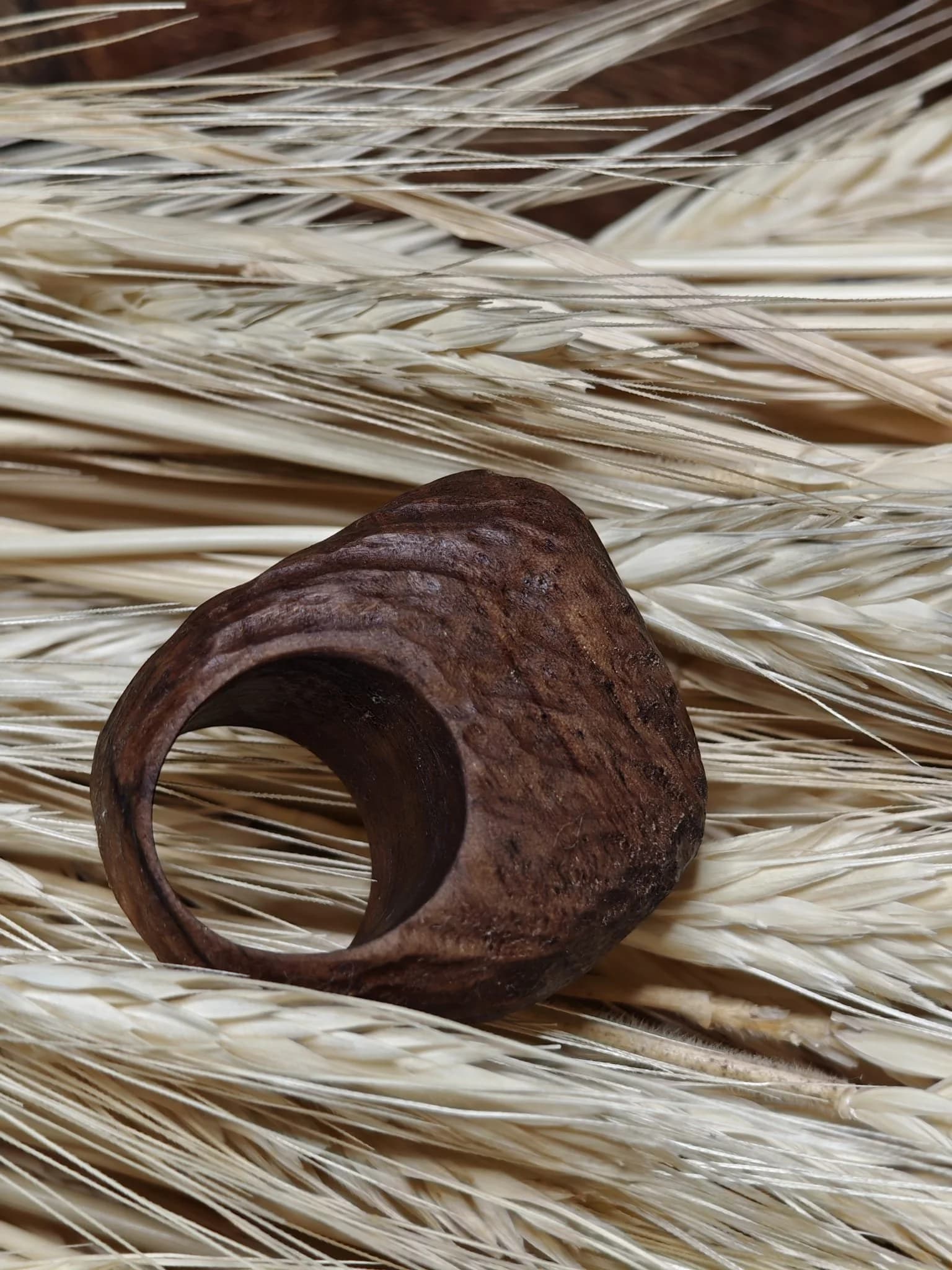 Inel sculptural nuc