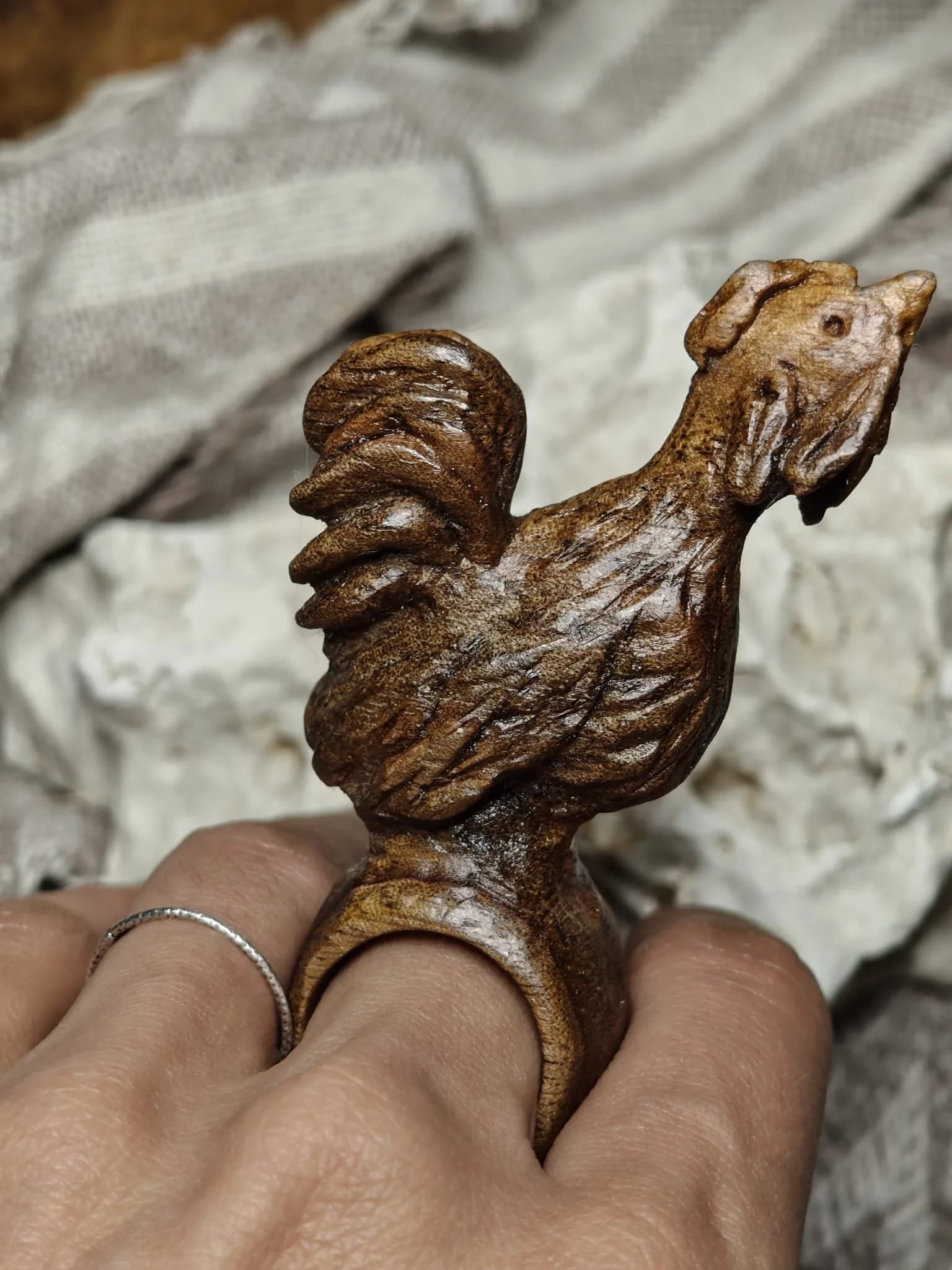 Inel sculptural nuc