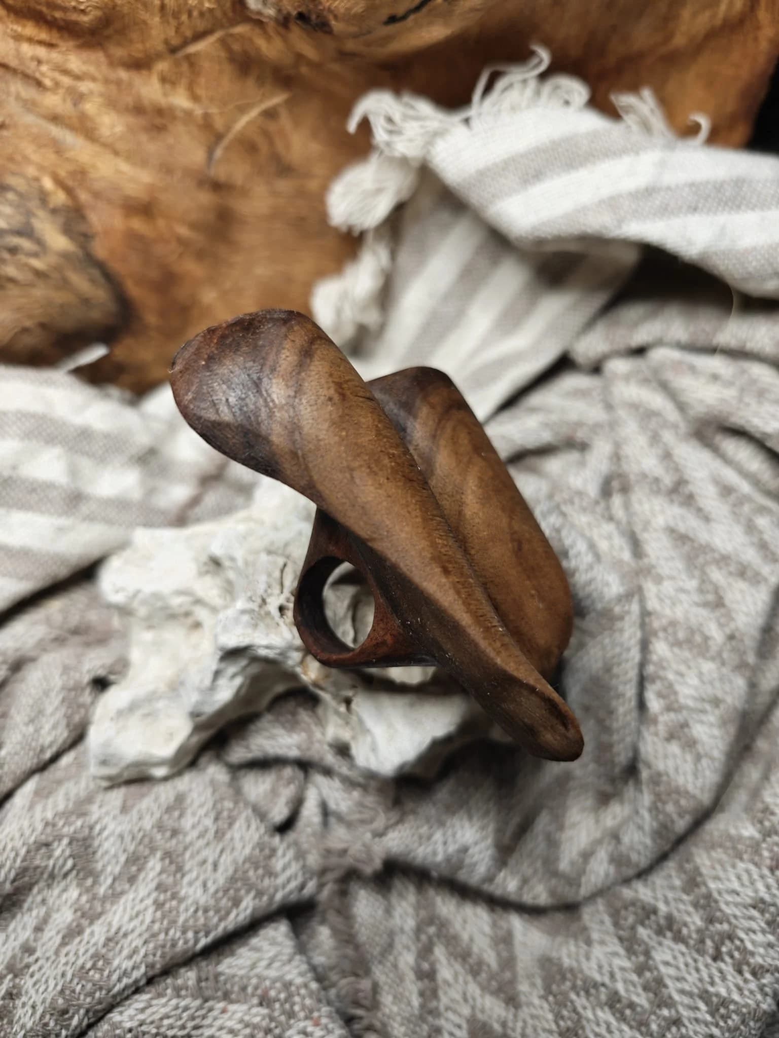 Inel sculptural lemn