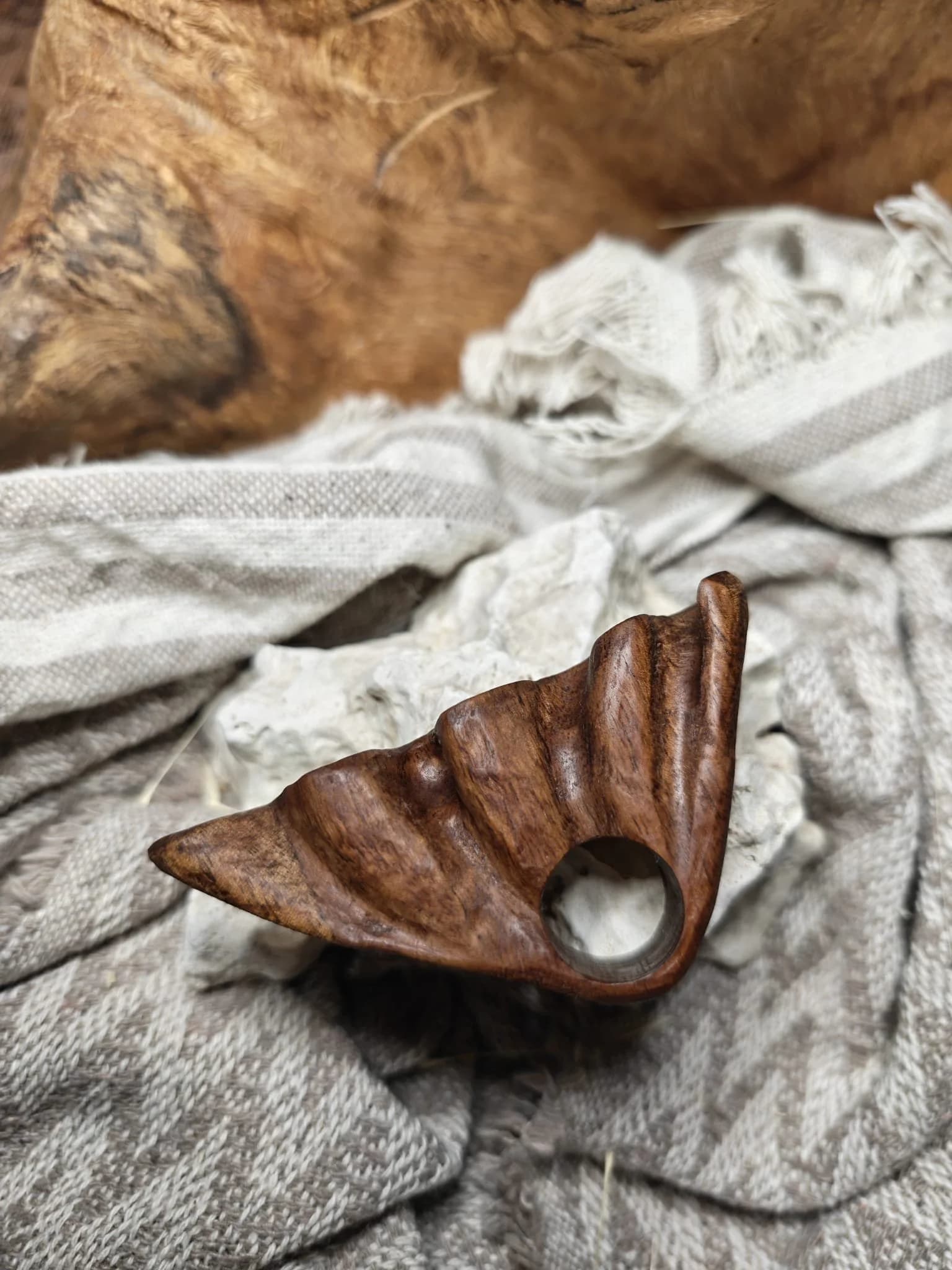 Inel sculptural nuc