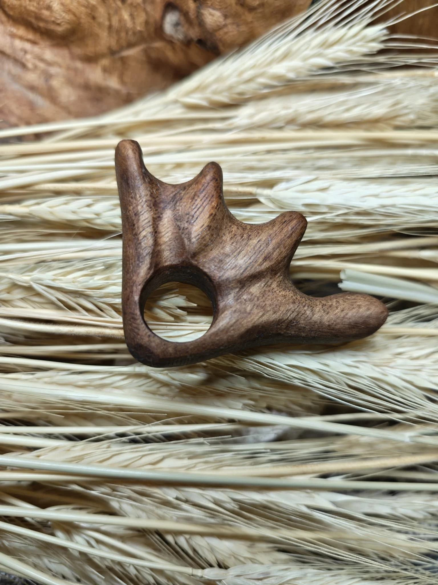 Inel sculptural nuc