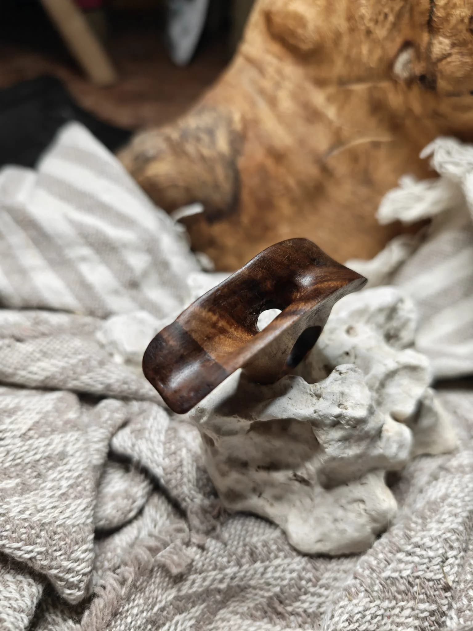 Inel sculptural nuc