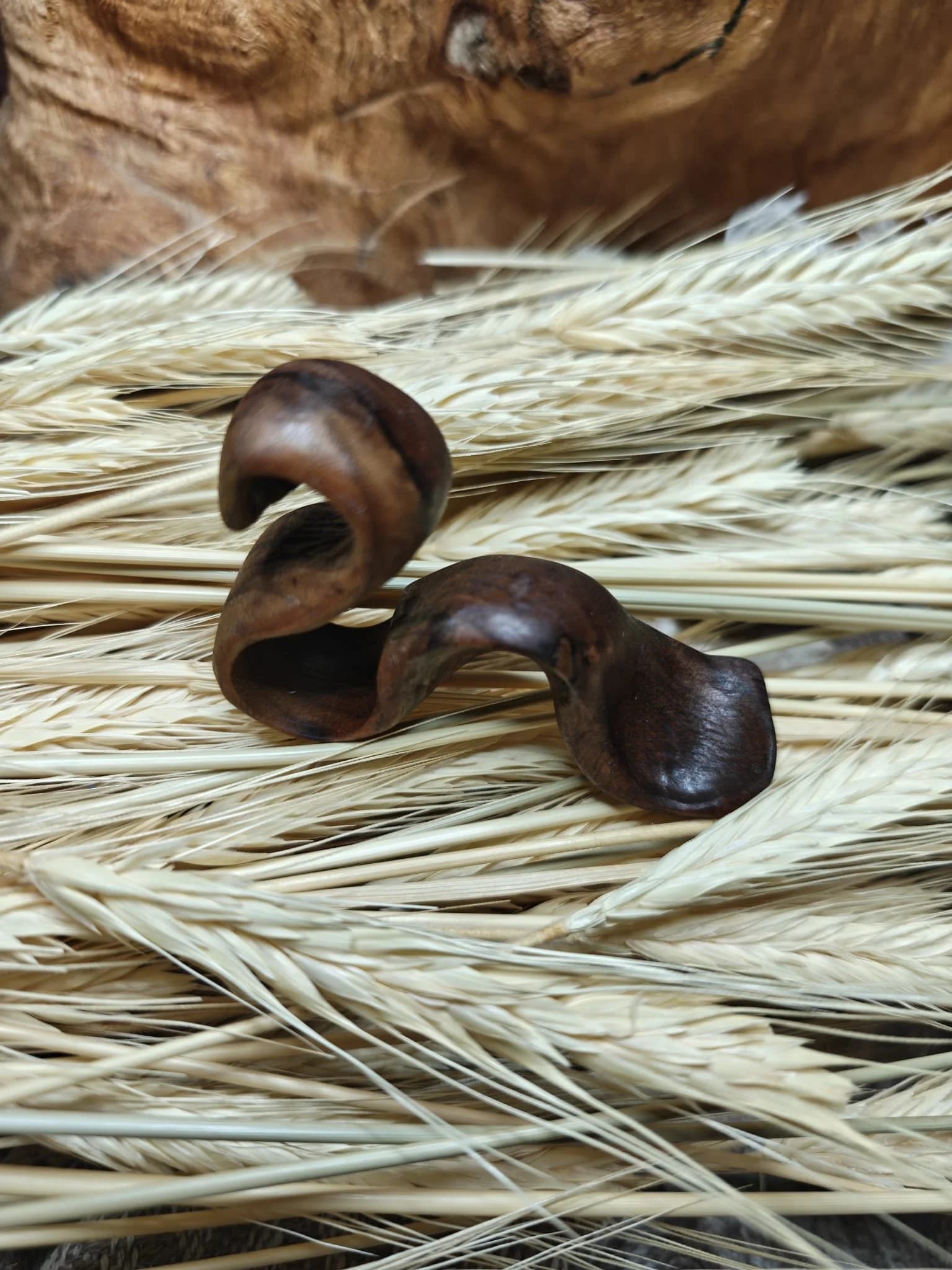 Inel sculptural nuc