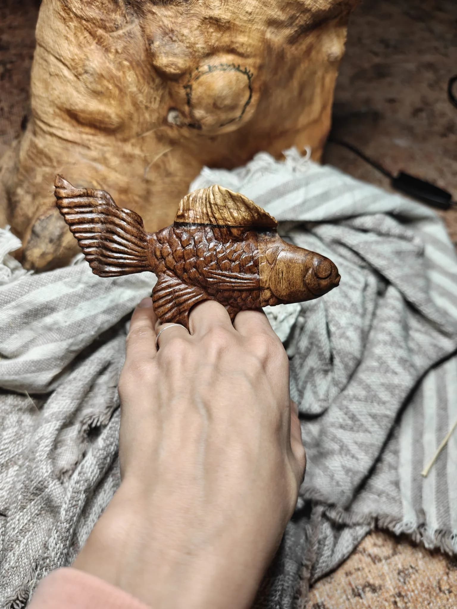 Inel sculptural lemn