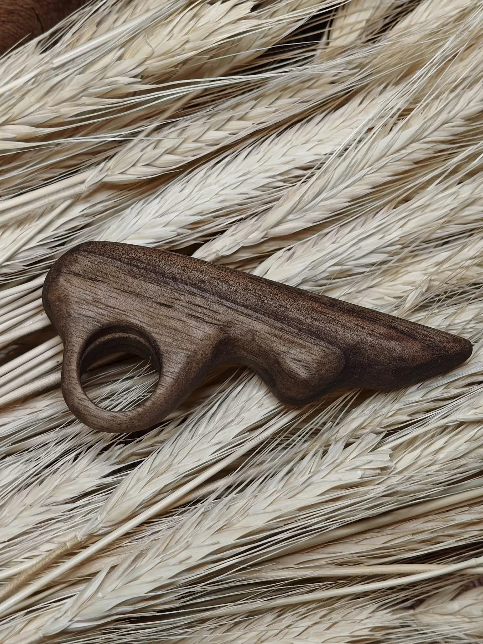 Inel sculptural nuc