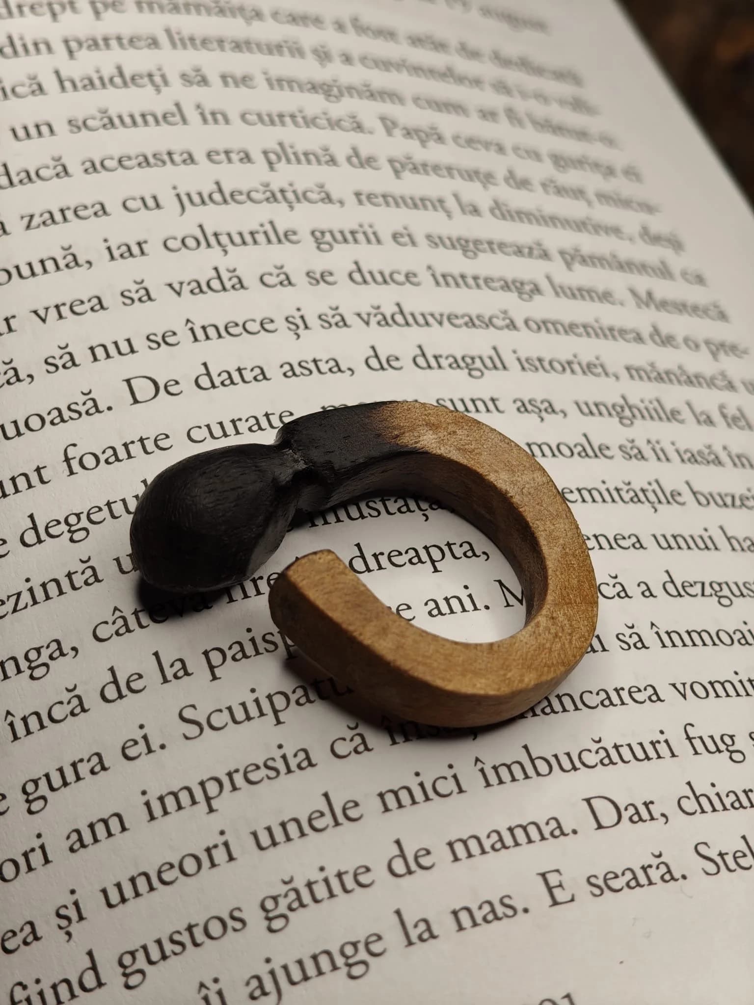 Inel sculptural nuc