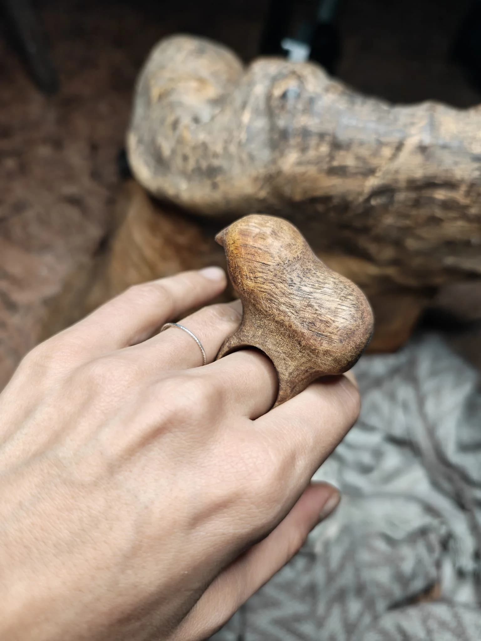 Inel sculptural nuc