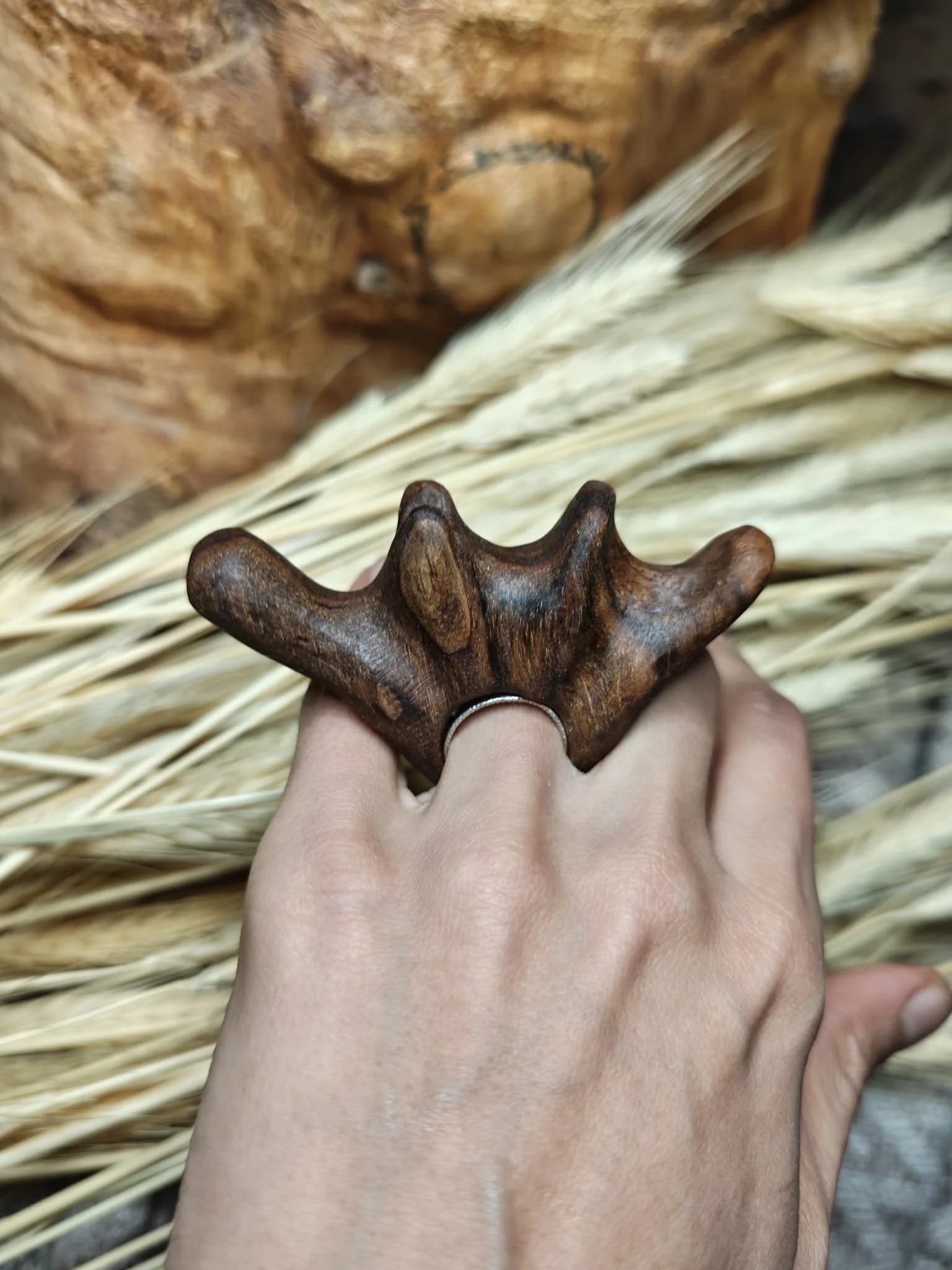 Inel sculptural nuc