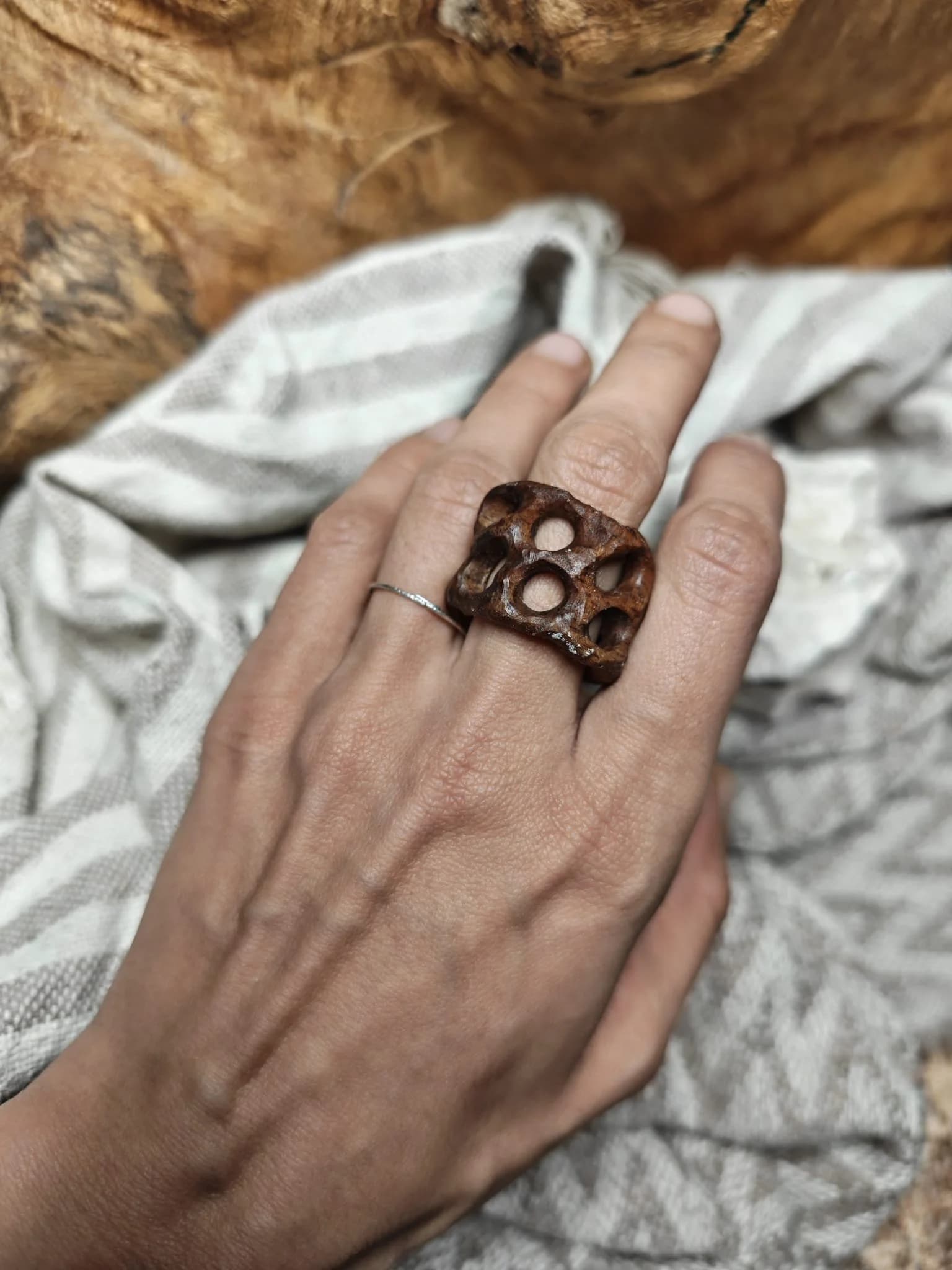 Inel sculptural nuc
