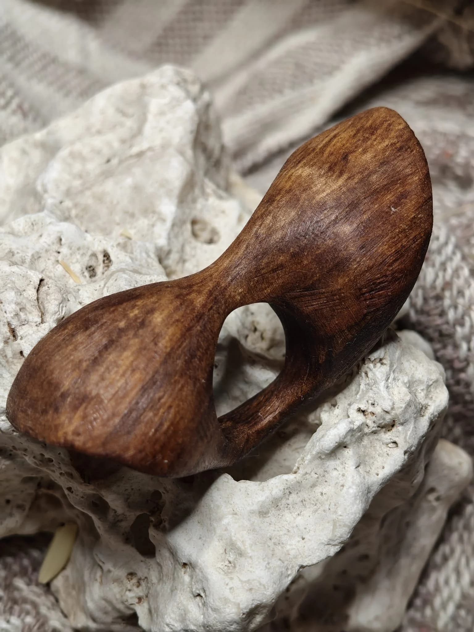 Inel sculptural lemn