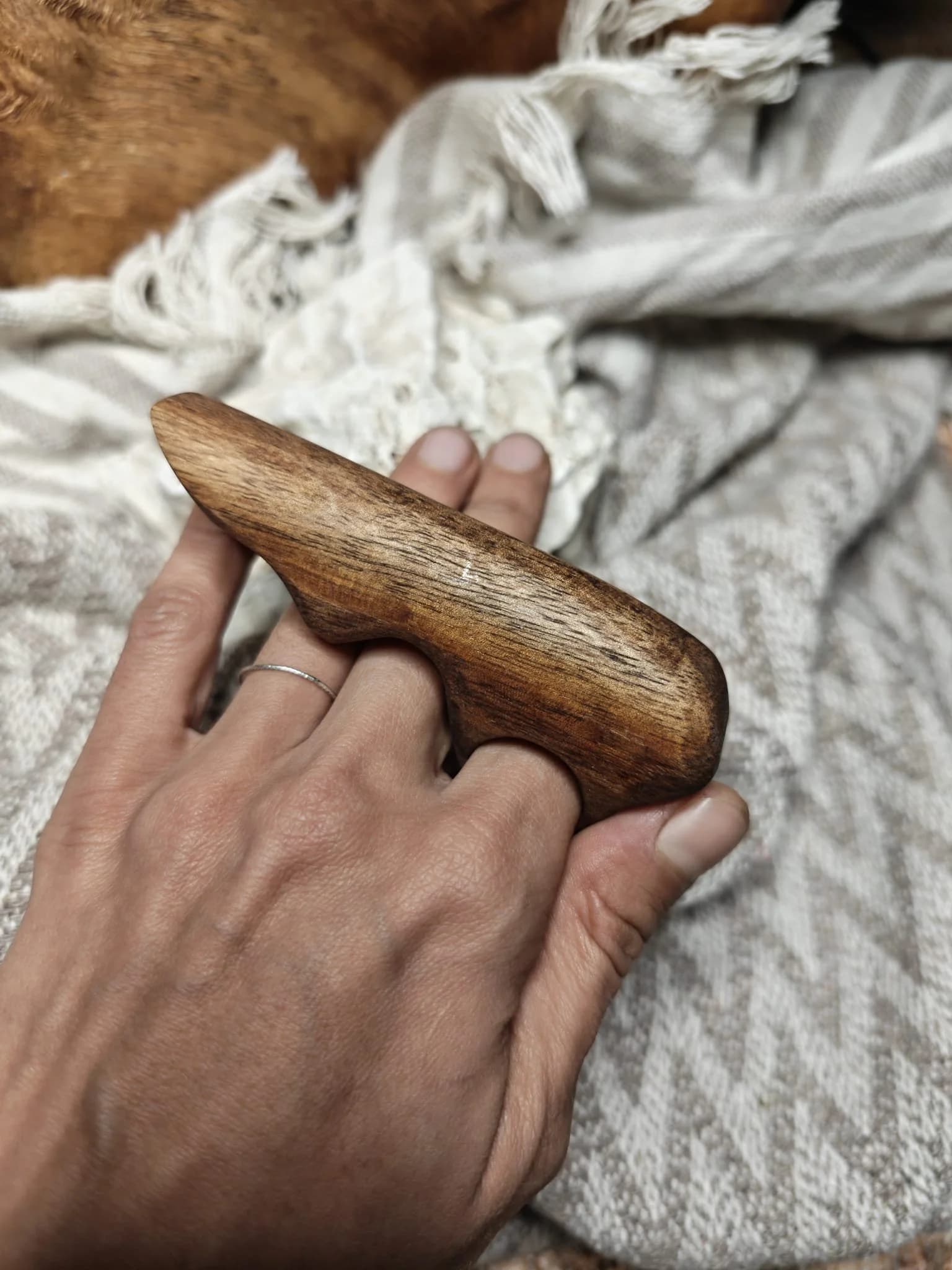 Inel sculptural nuc