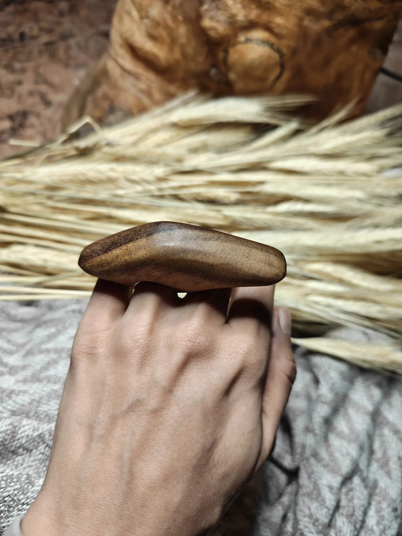 Inel sculptural nuc