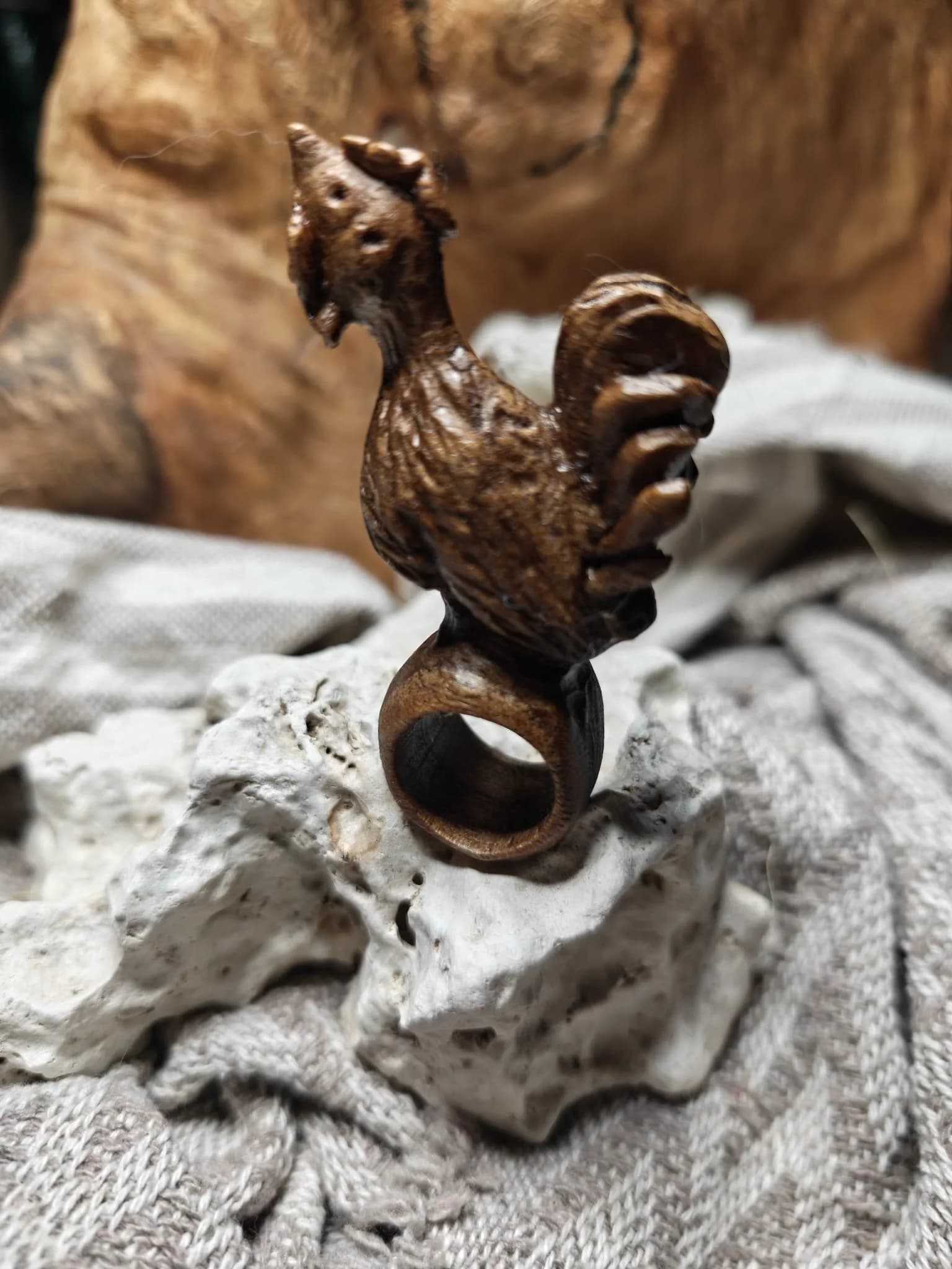 Inel sculptural nuc