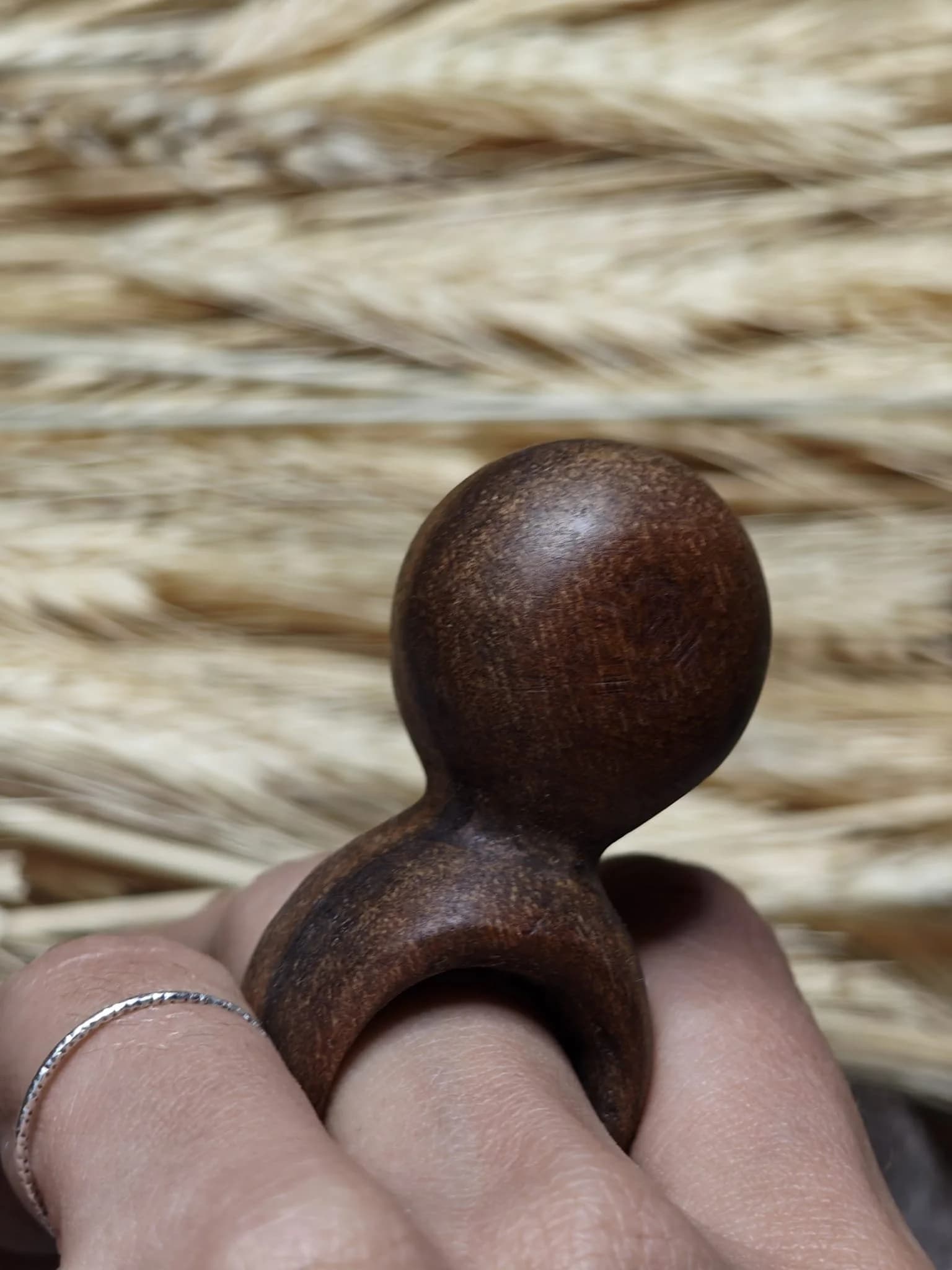 Inel sculptural nuc