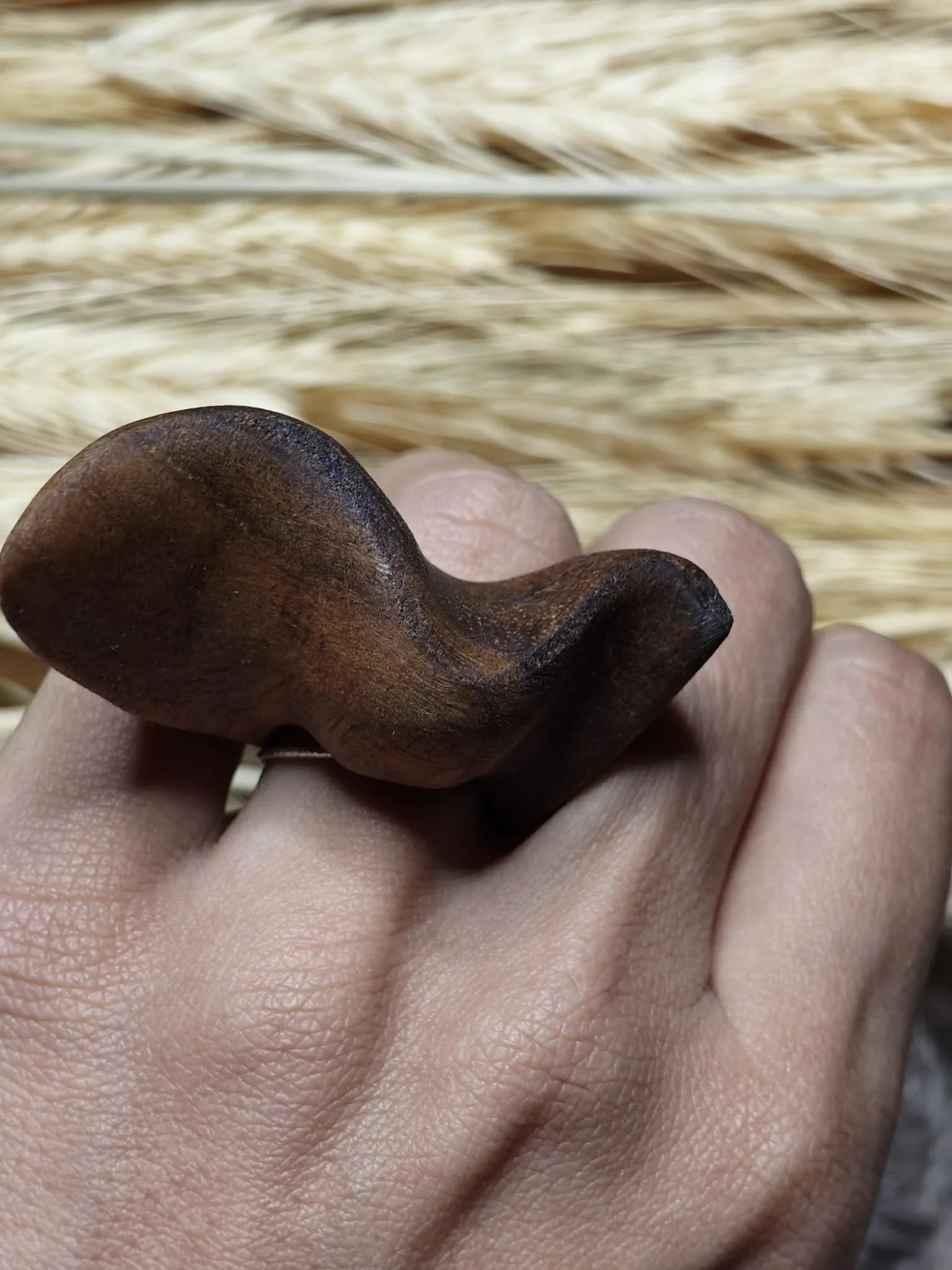 Inel sculptural nuc