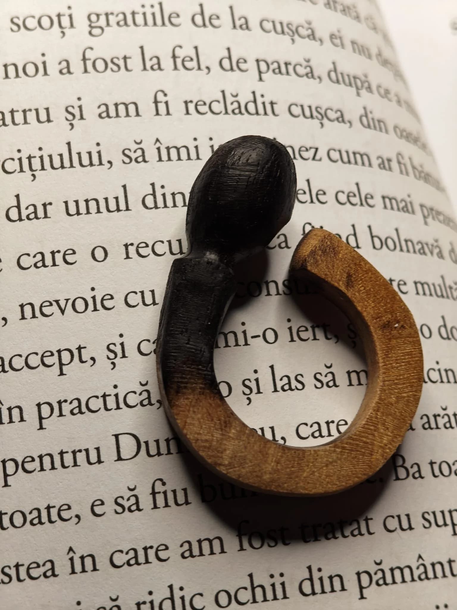 Inel sculptural nuc
