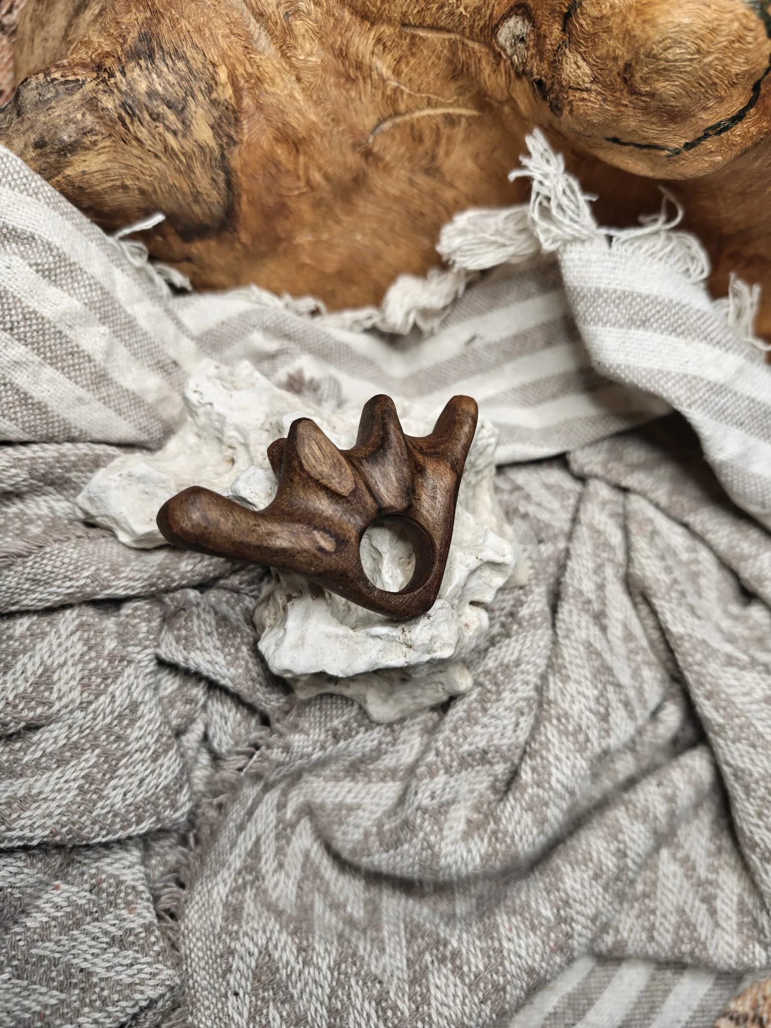 Inel sculptural nuc