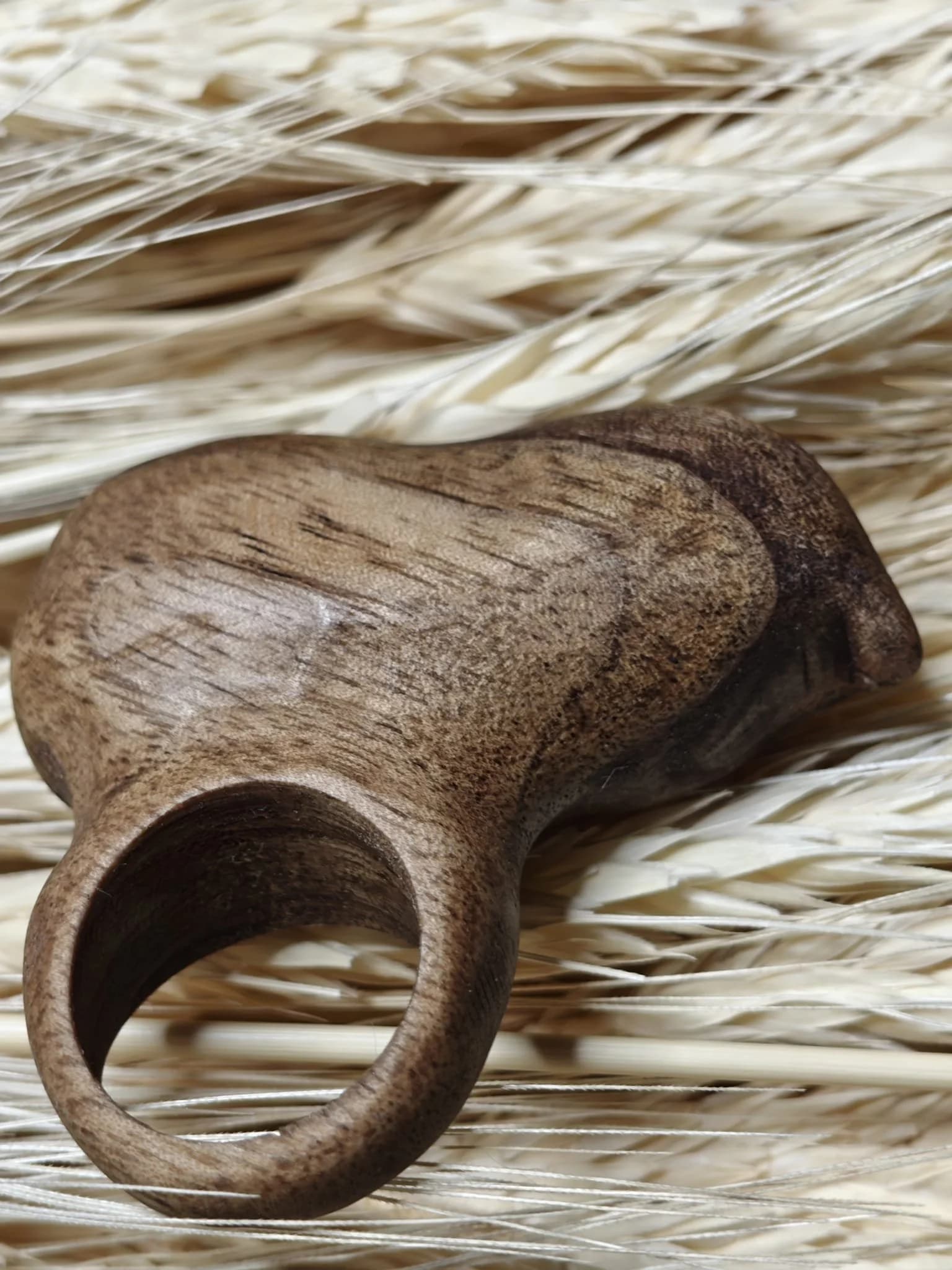 Inel sculptural nuc