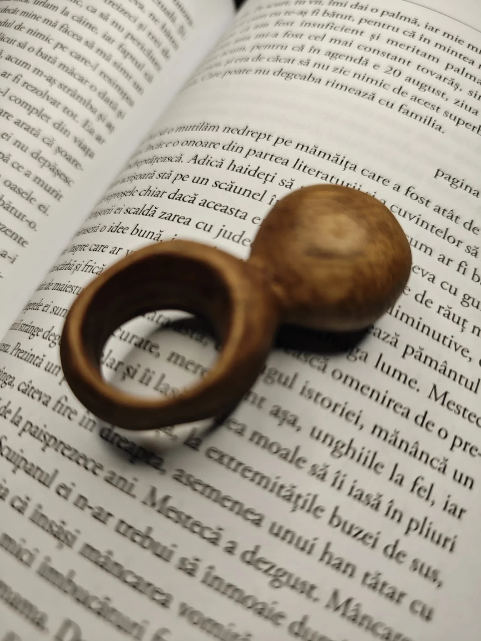 Inel sculptural nuc