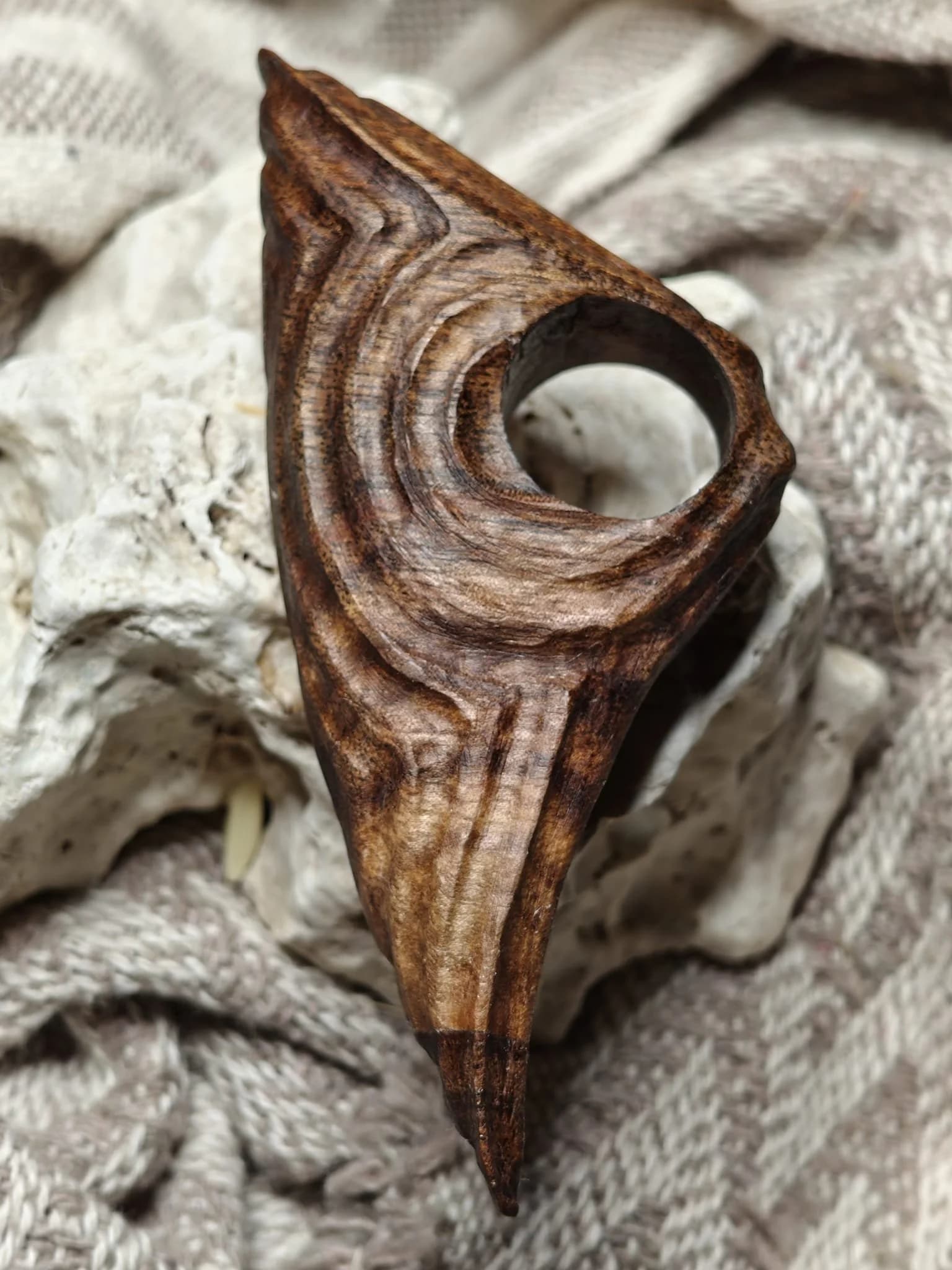 Inel sculptural nuc