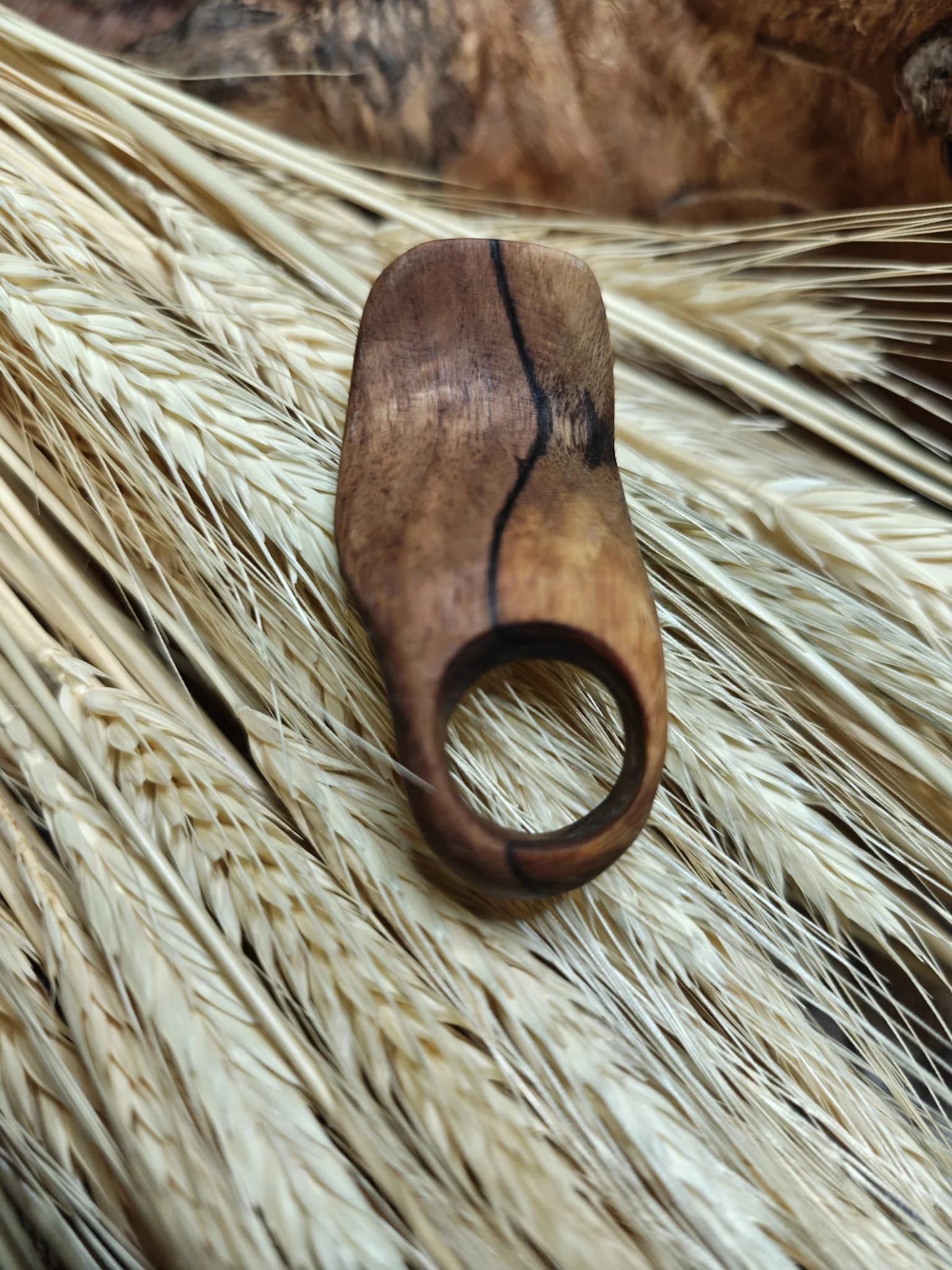 Inel sculptural nuc
