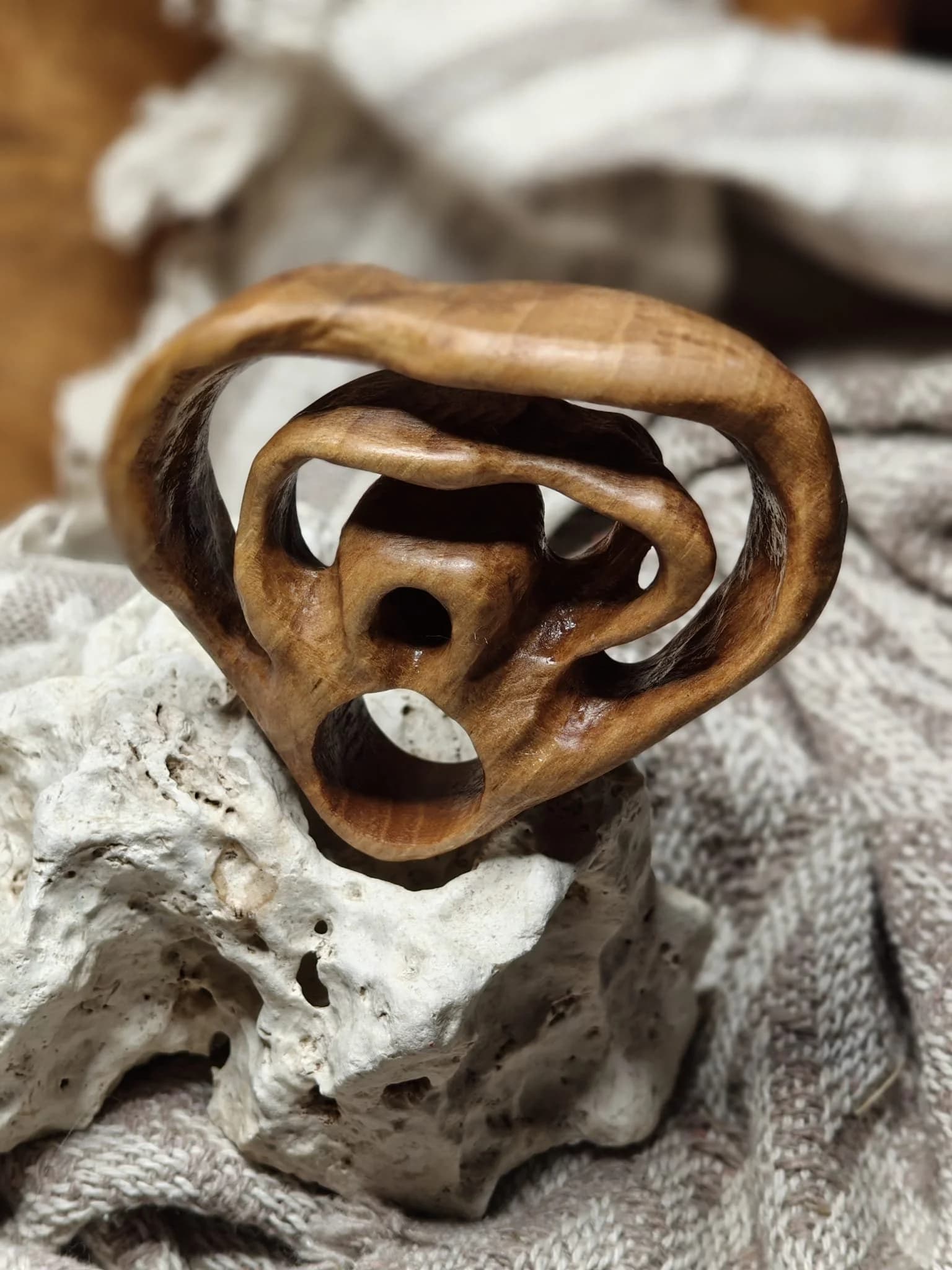 Inel sculptural nuc