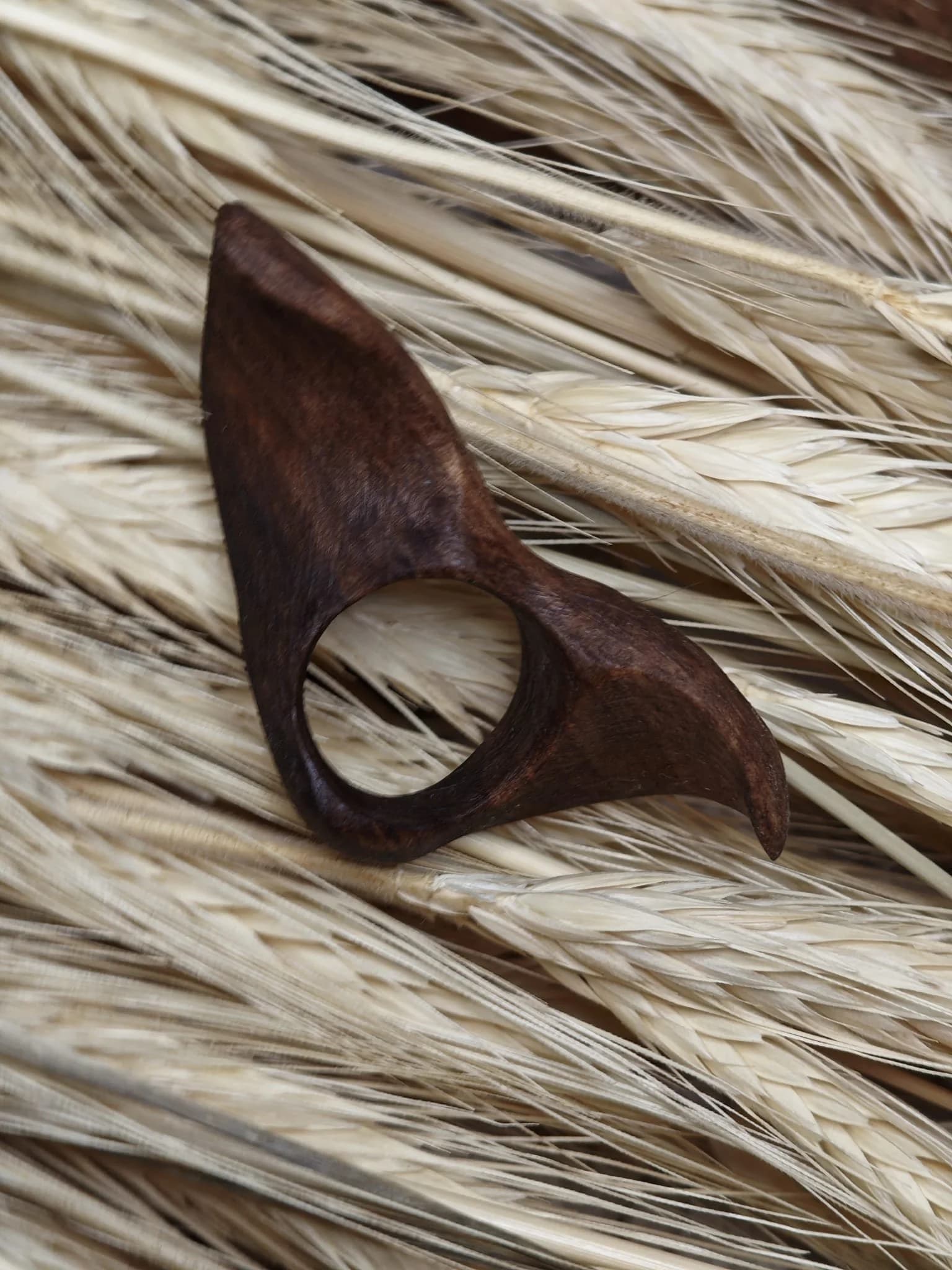 Inel sculptural lemn