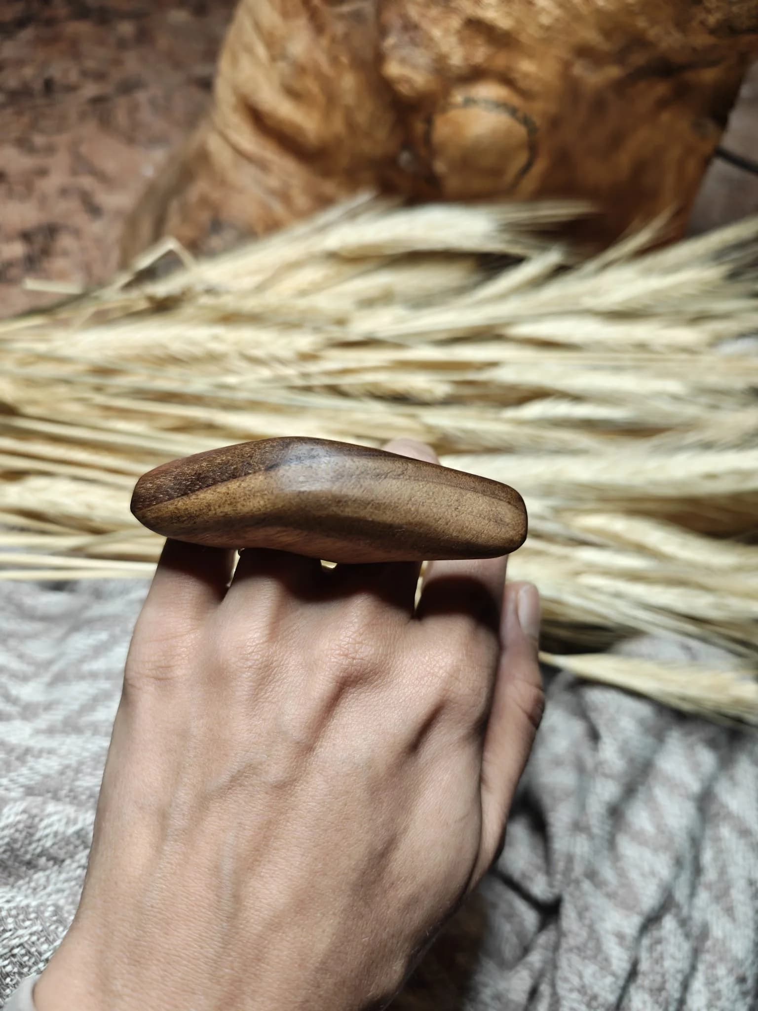 Inel sculptural nuc