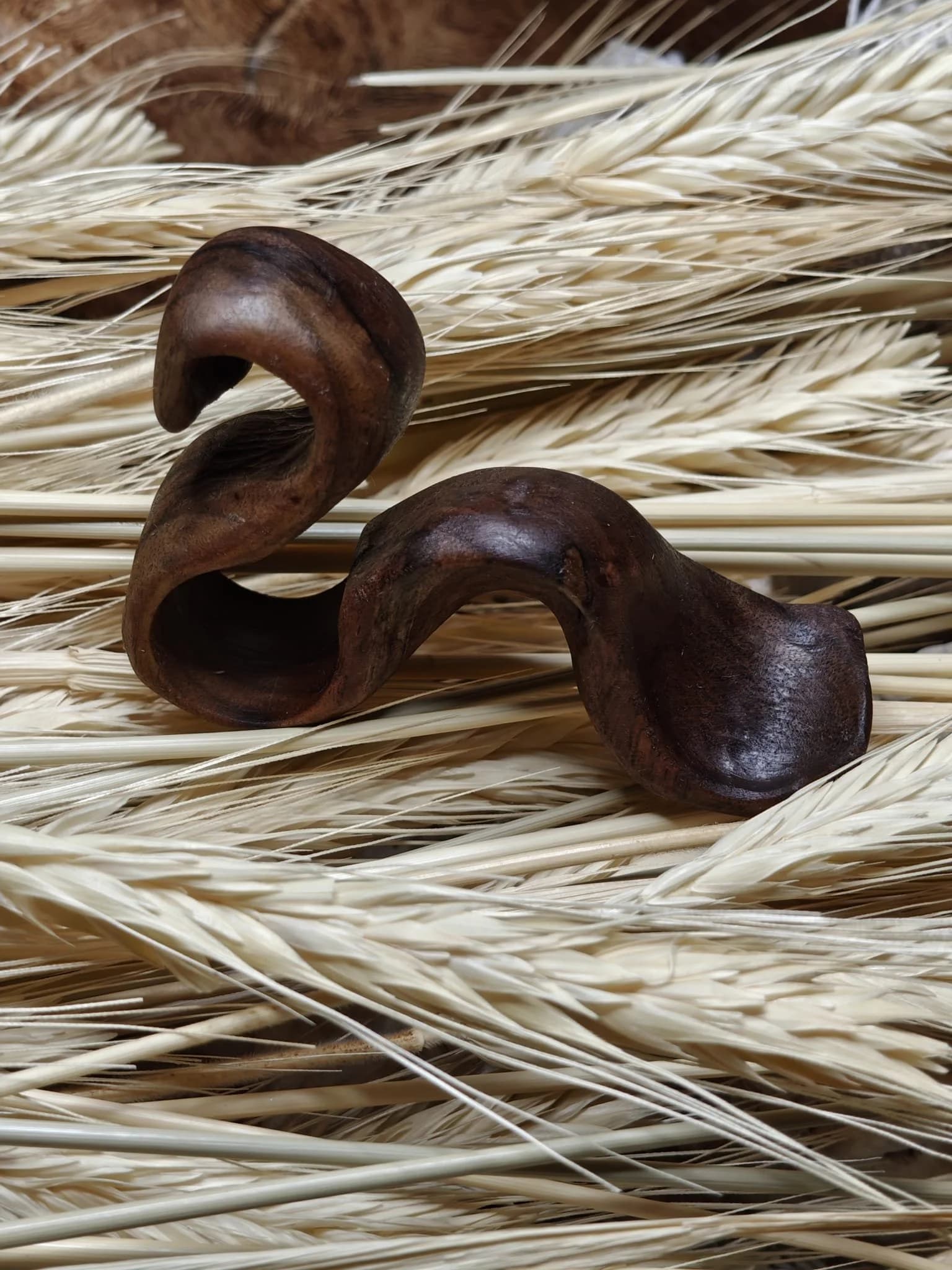 Inel sculptural nuc