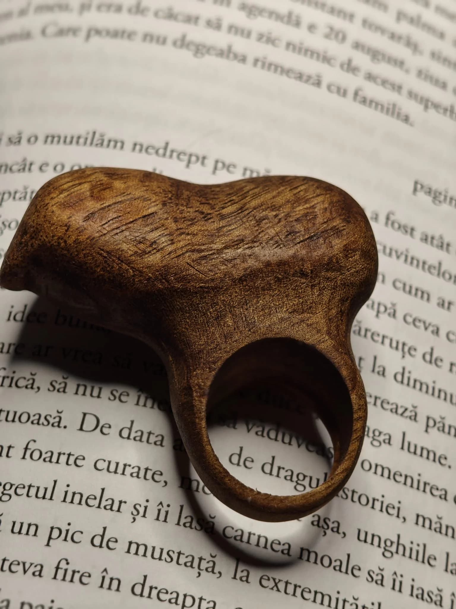 Inel sculptural nuc