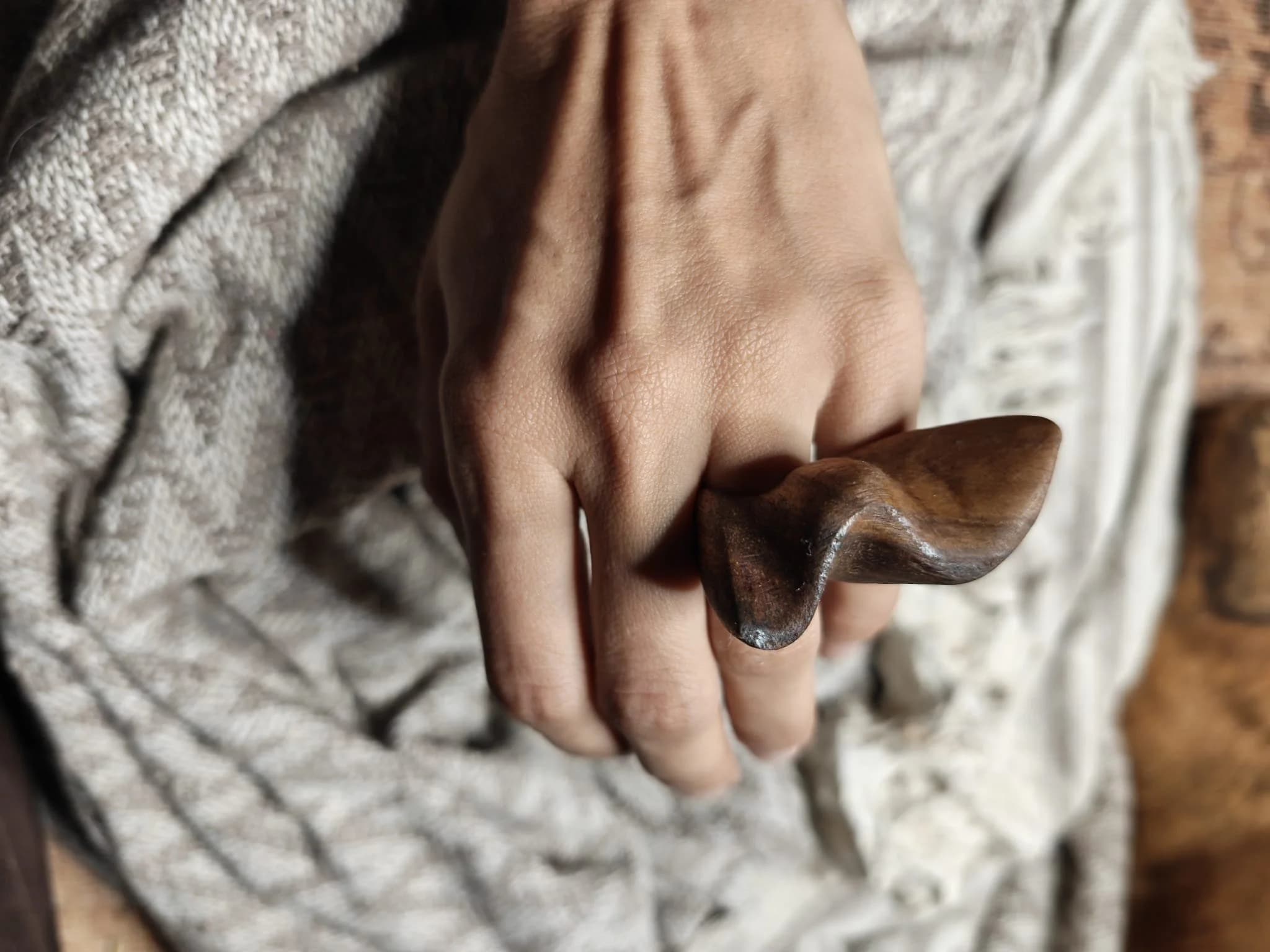 Inel sculptural nuc