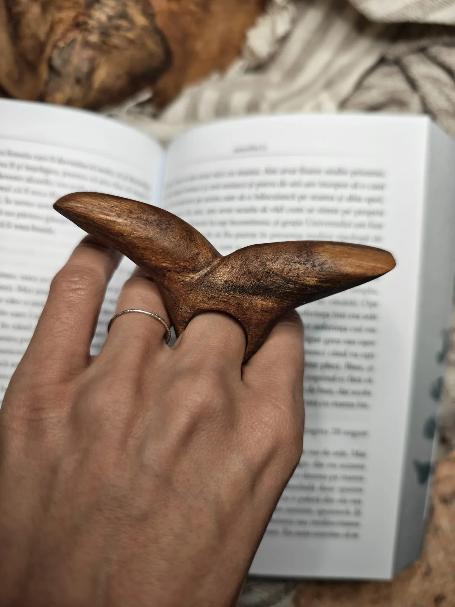 Inel sculptural lemn