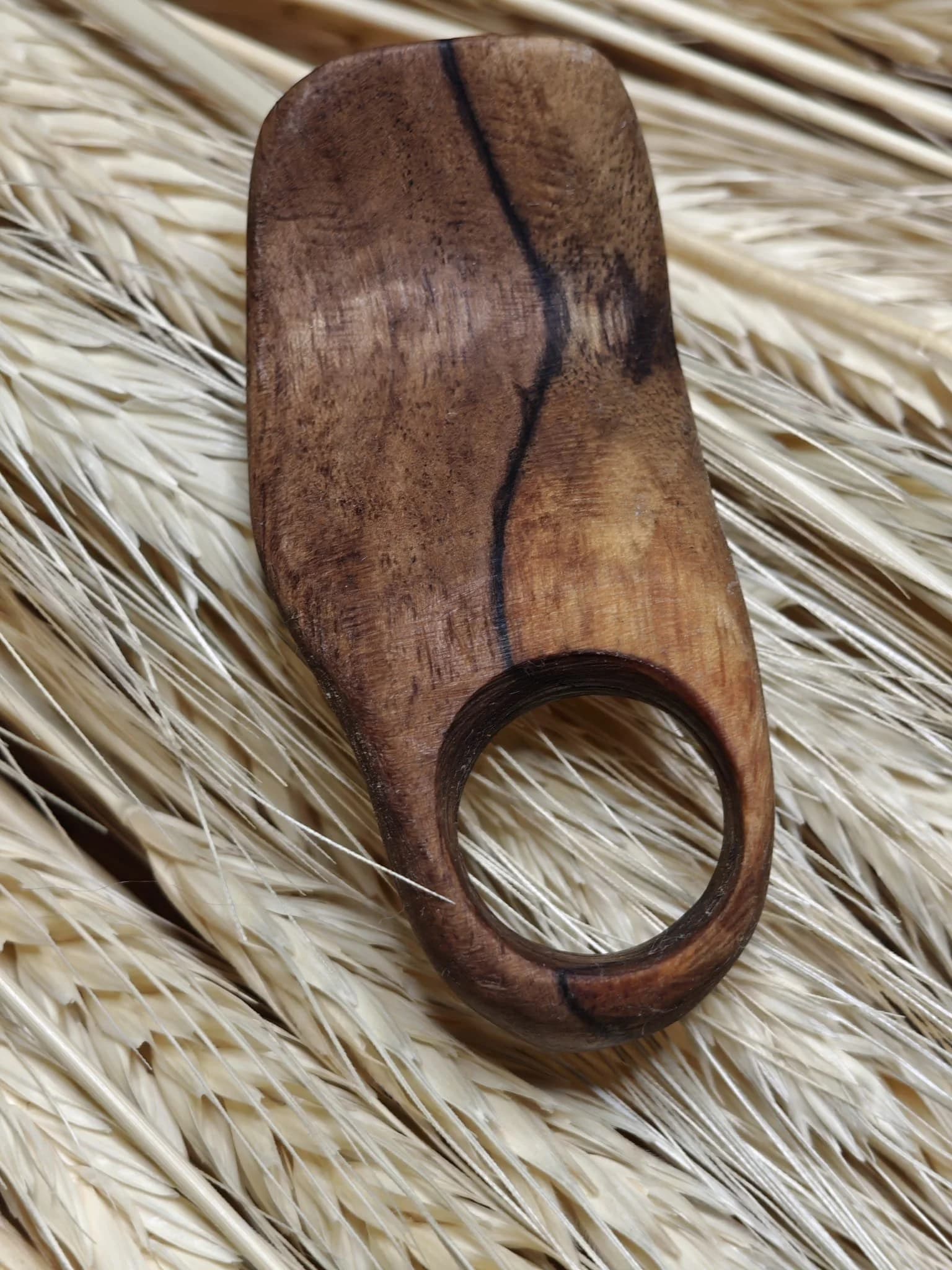 Inel sculptural nuc