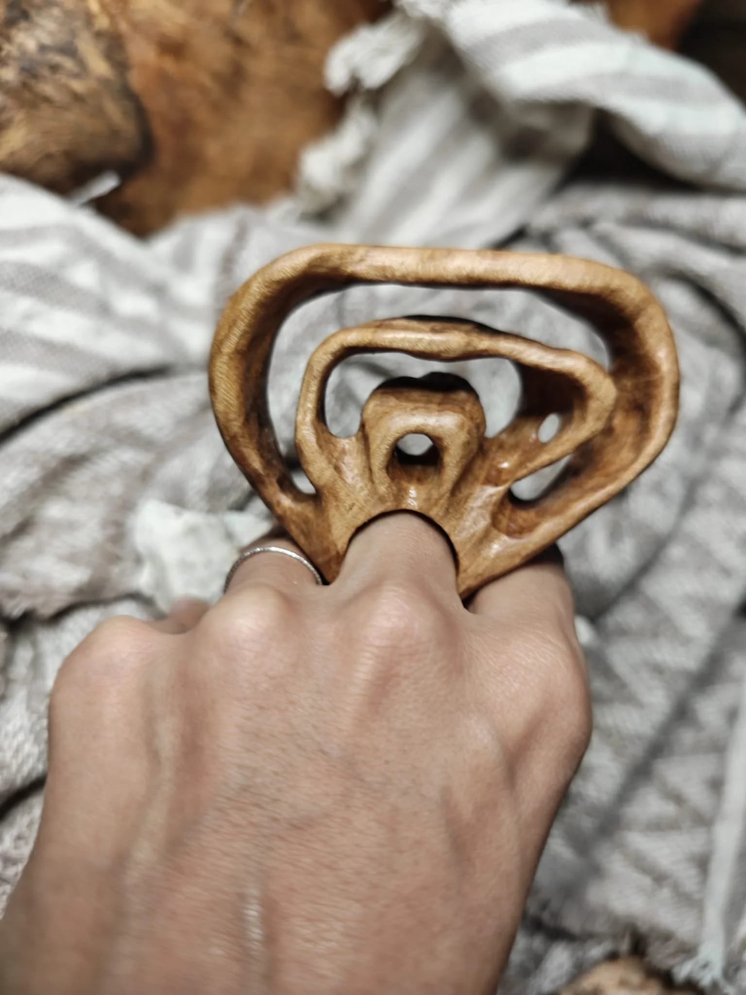 Inel sculptural nuc
