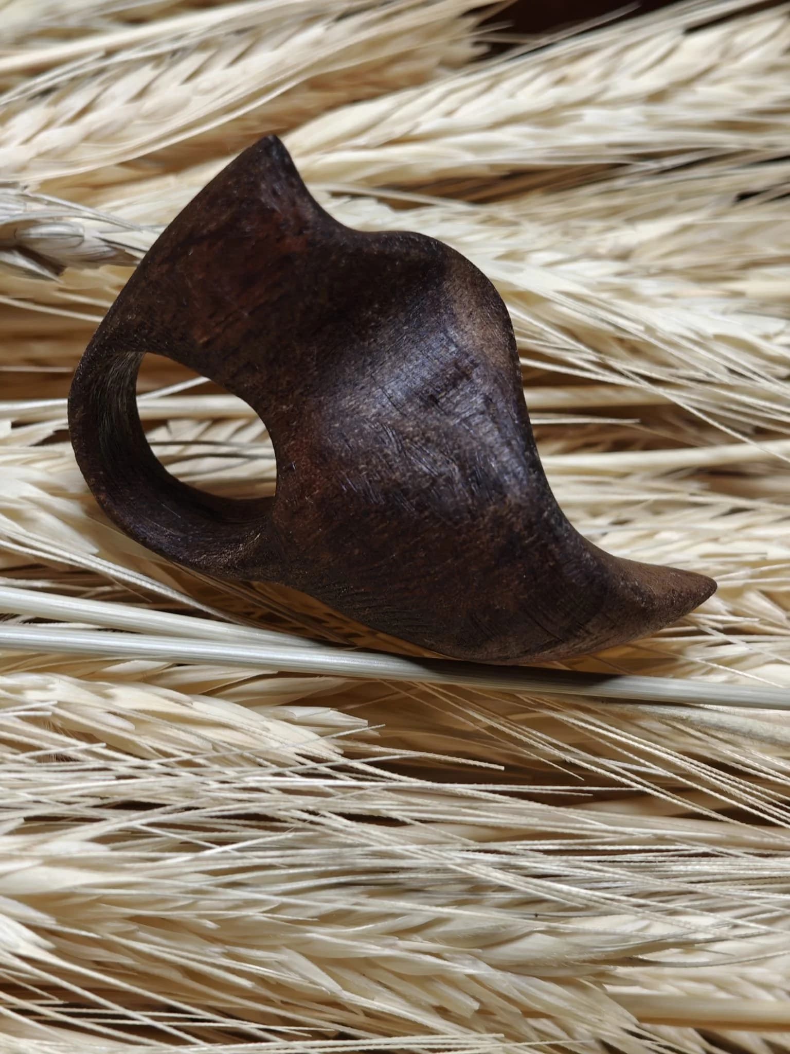 Inel sculptural nuc