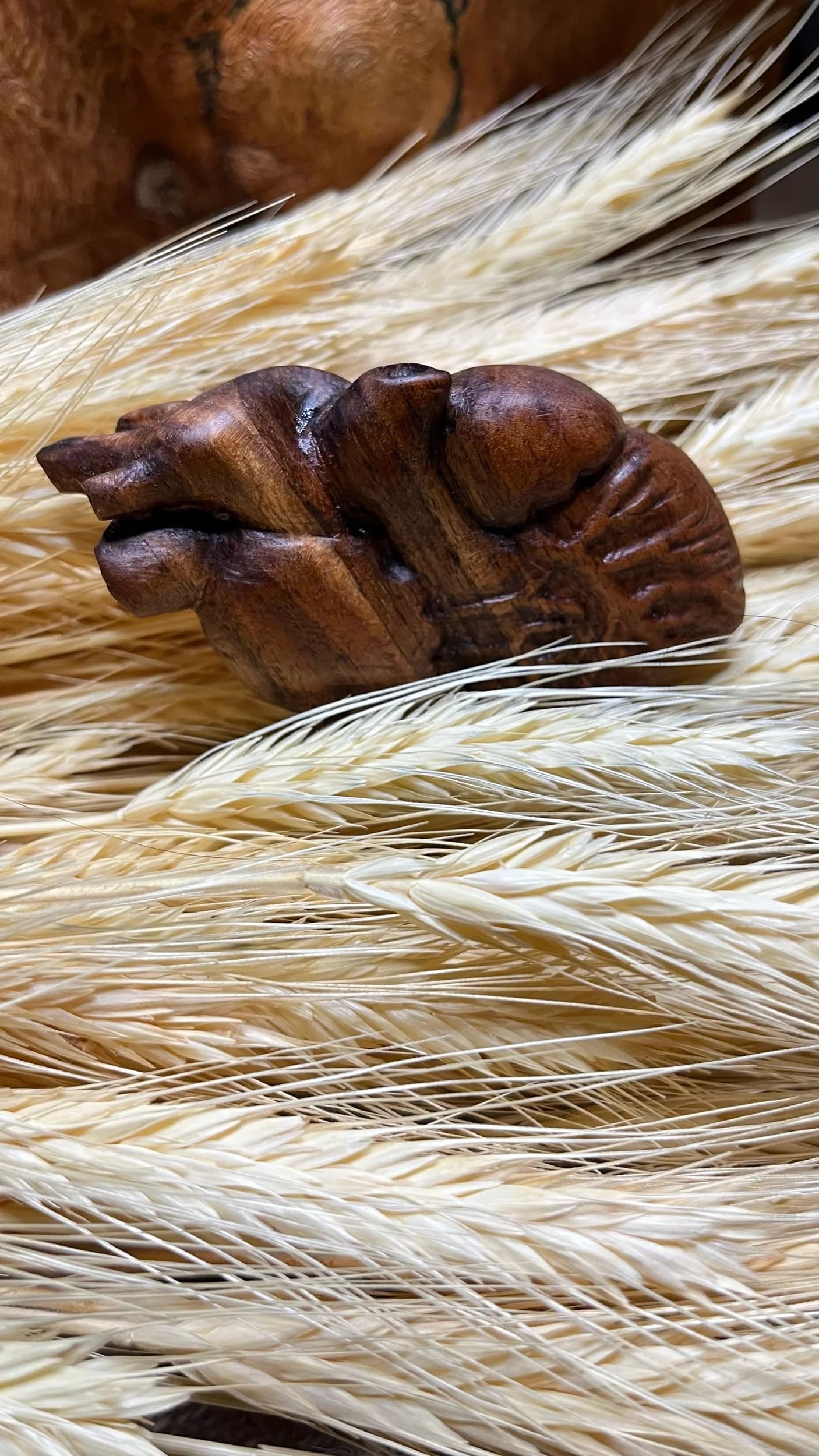 Inel sculptural nuc