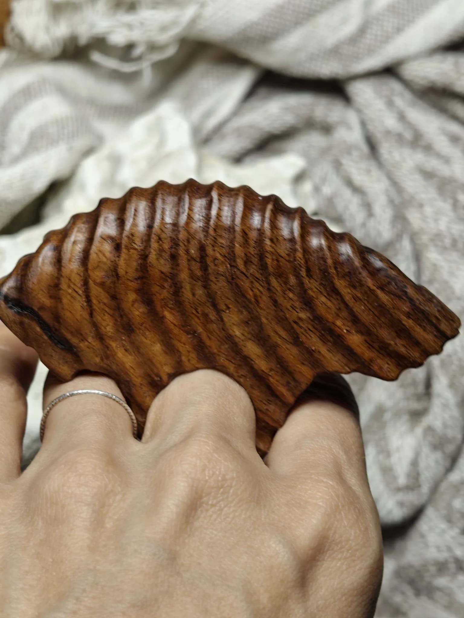 Inel sculptural nuc