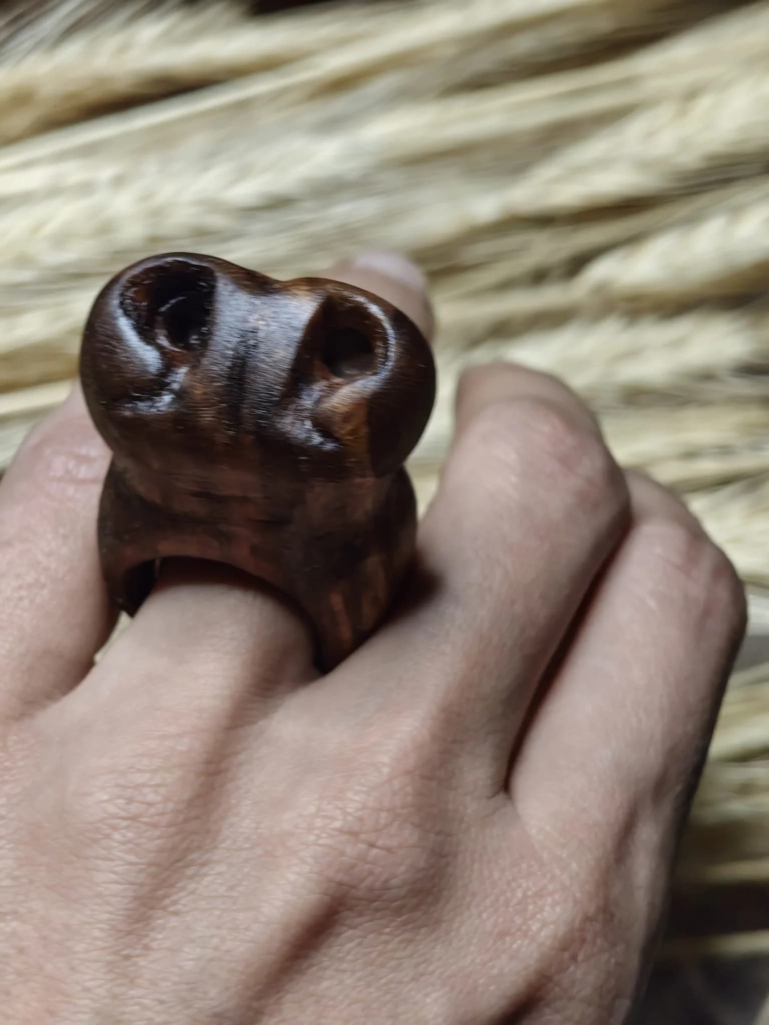 Inel sculptural nuc