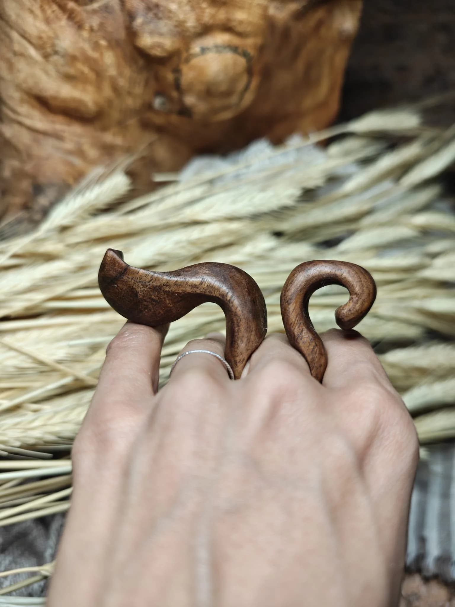 Inel sculptural nuc