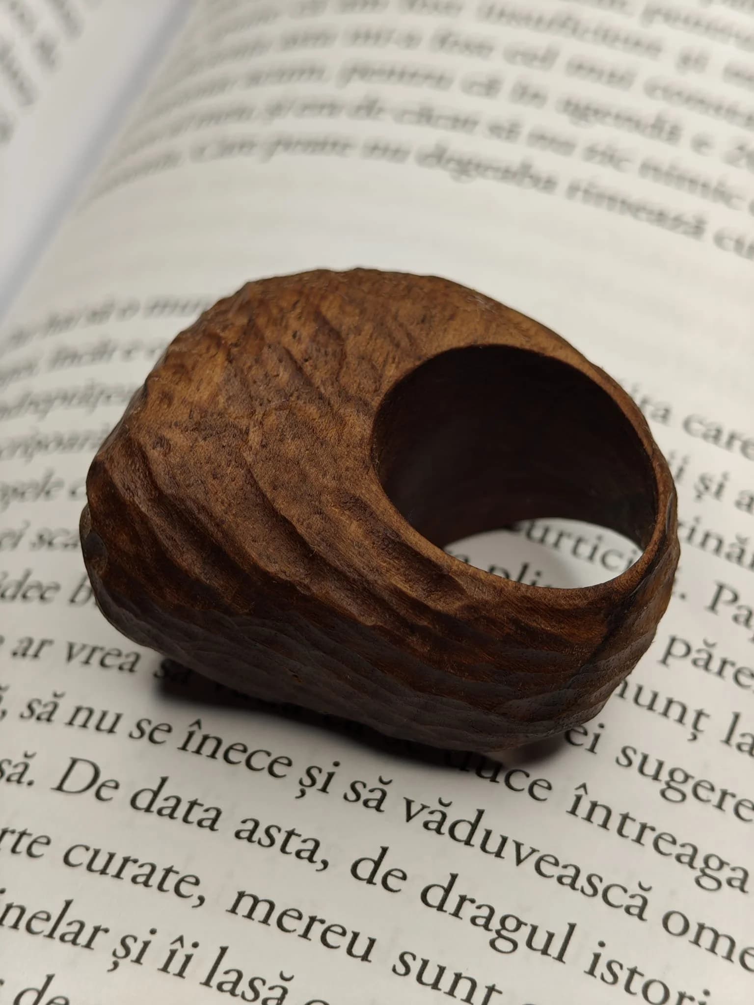 Inel sculptural nuc