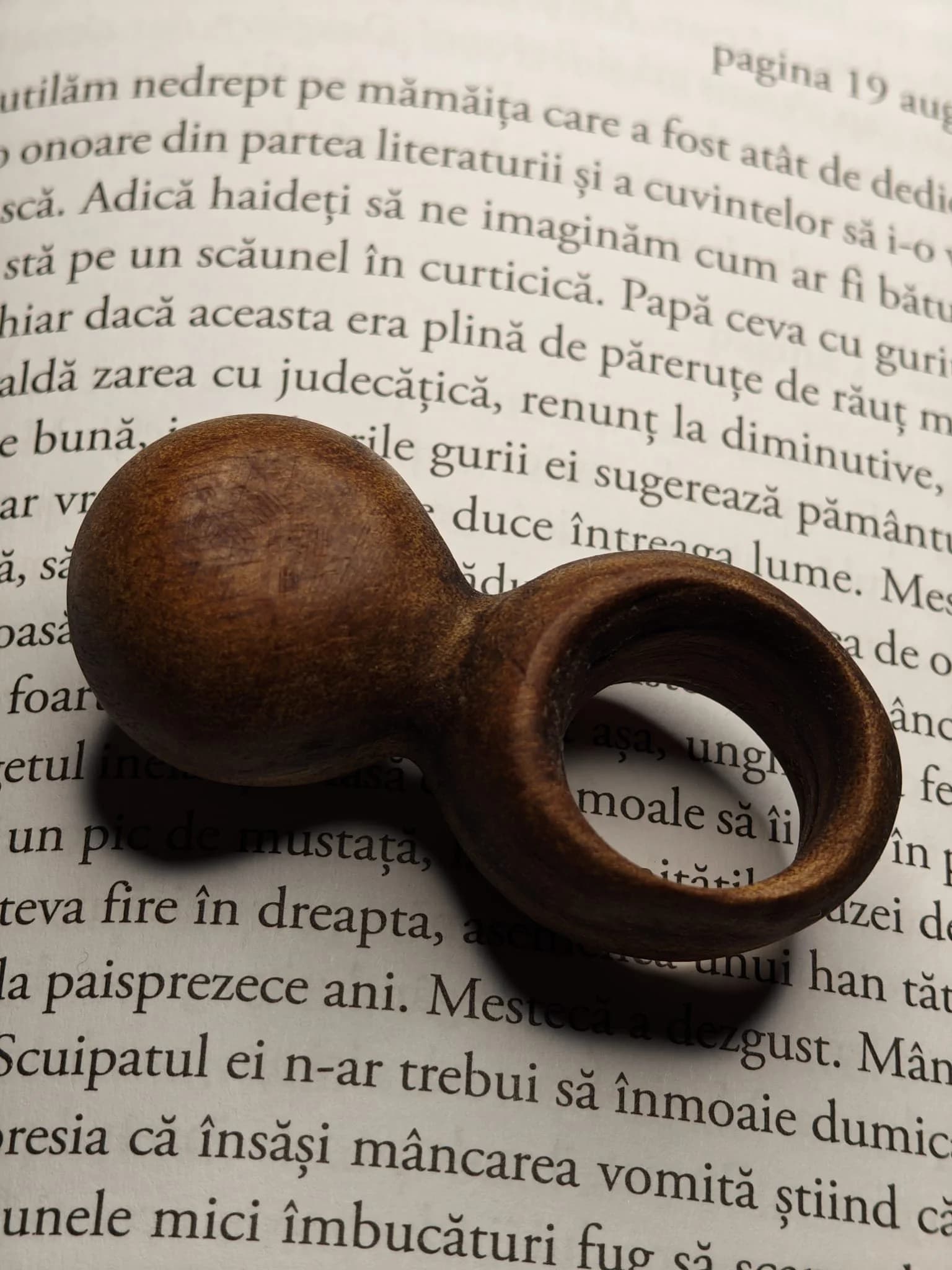 Inel sculptural nuc