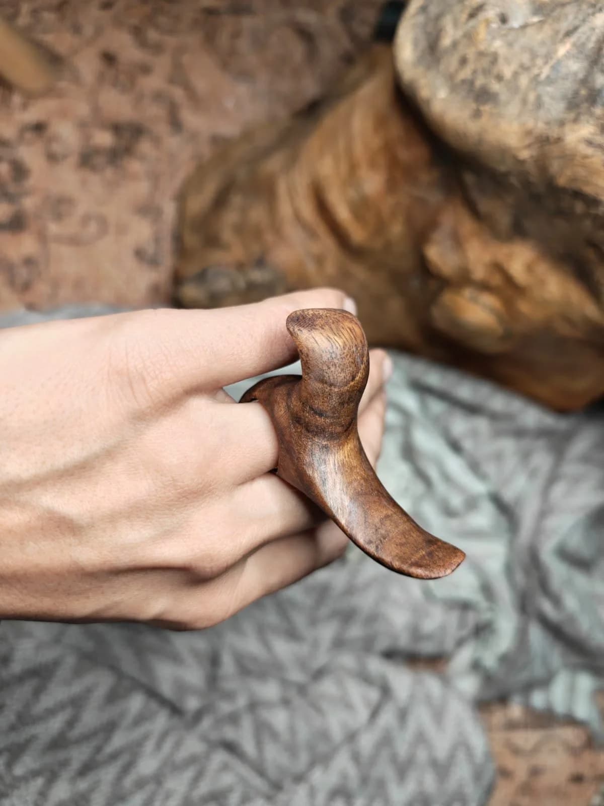 Inel sculptural de lemn
